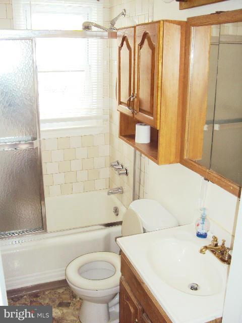 4432 Cedar Garden Road Baltimore, MD 21229 - Photo 8 of 15 Bath