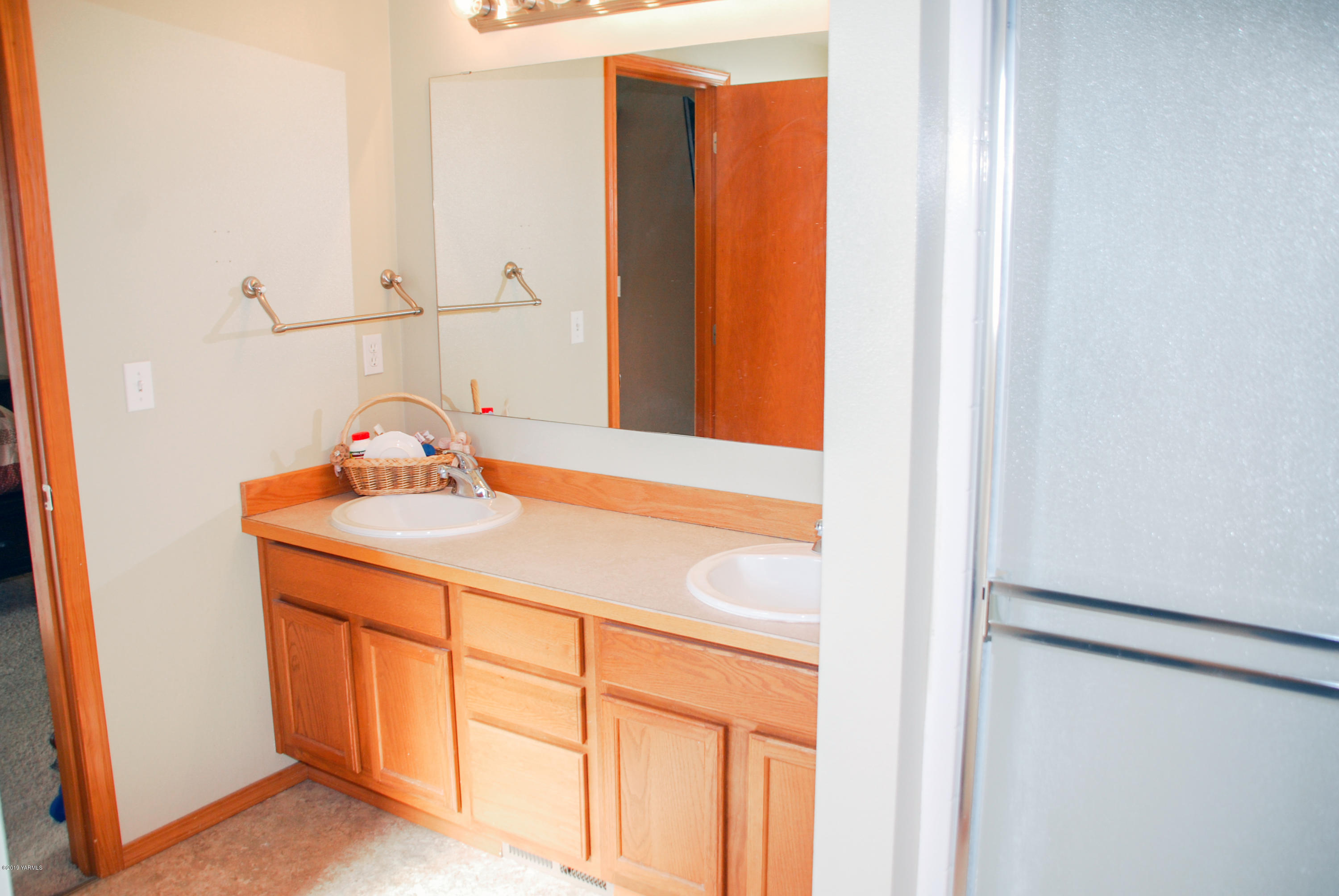 1271 North Granger Road Zillah, WA 98953 - Photo 18 of 30 a bathroom with a sink and a mirror