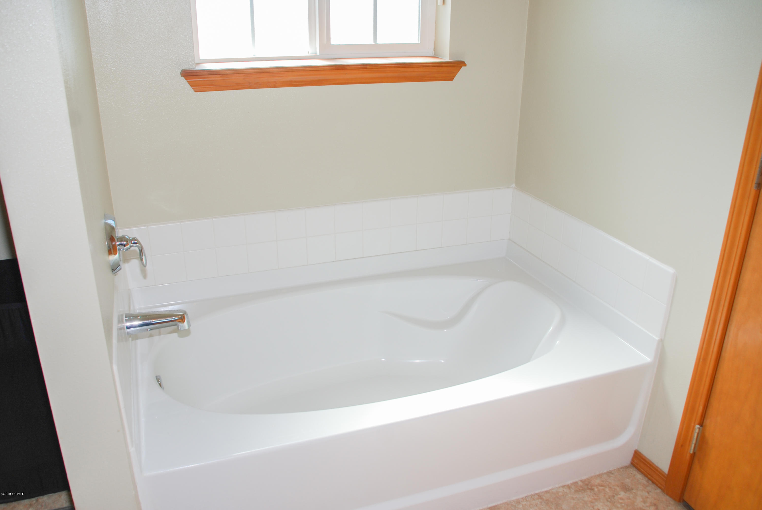 1271 North Granger Road Zillah, WA 98953 - Photo 19 of 30 a close up of a bathtub in a bathroom