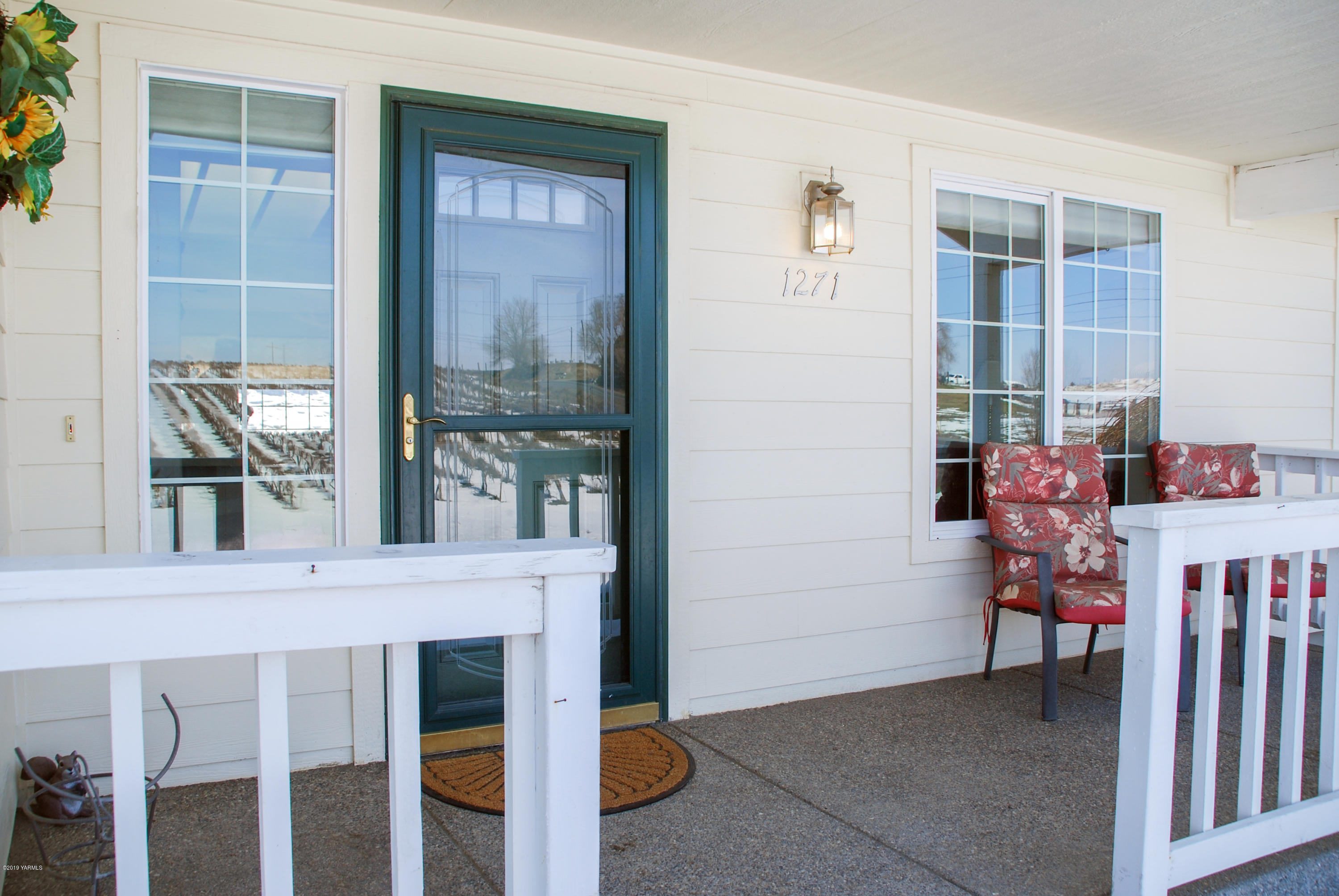 1271 North Granger Road Zillah, WA 98953 - Photo 3 of 30 a dining room with furniture and a window