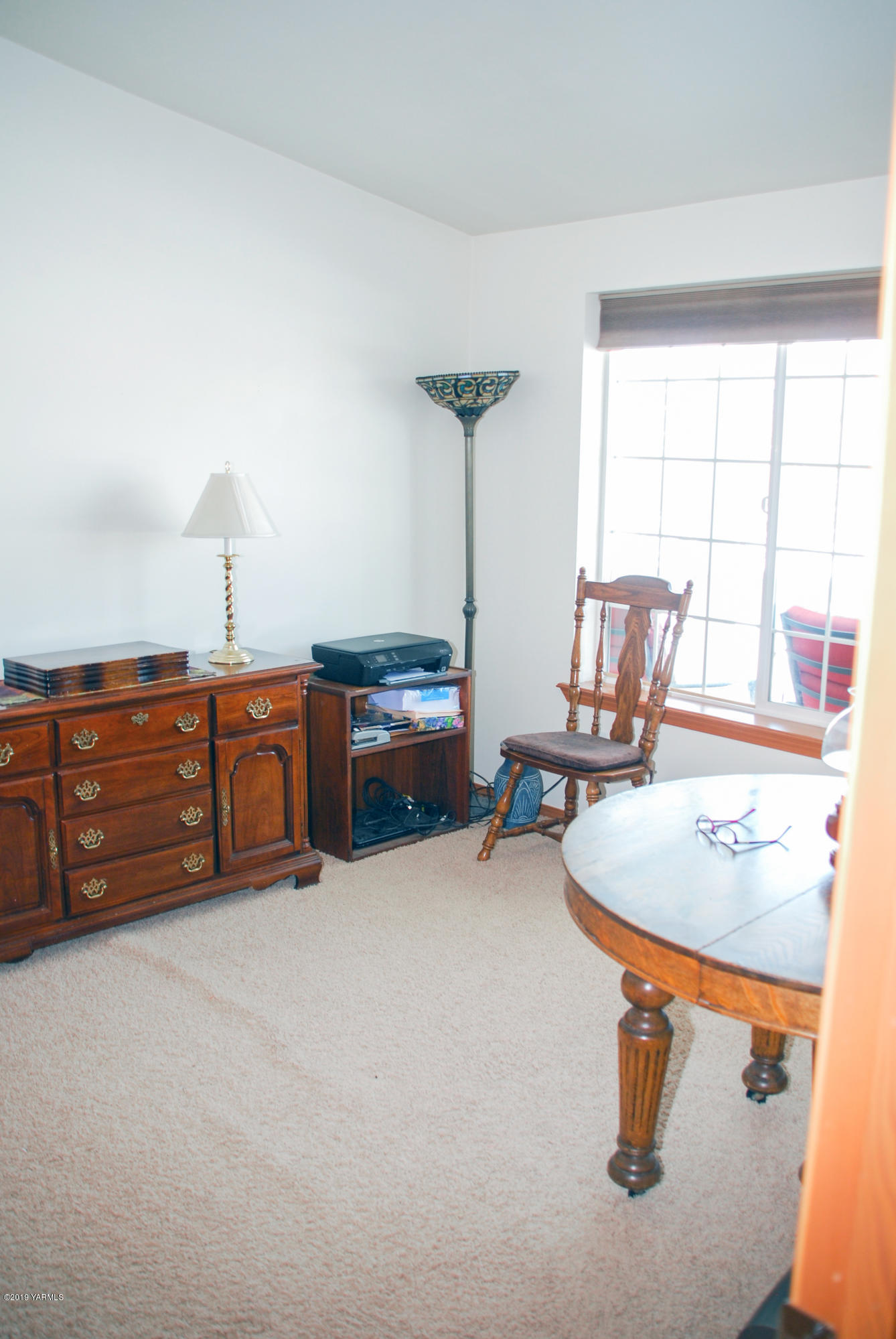 1271 North Granger Road Zillah, WA 98953 - Photo 23 of 30 a room with furniture and a lamp