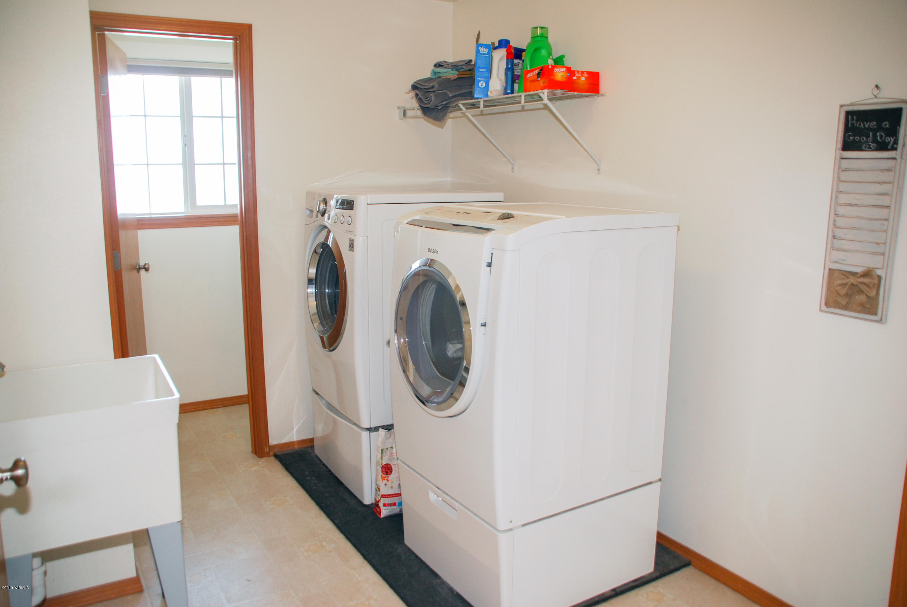 1271 North Granger Road Zillah, WA 98953 - Photo 24 of 30 a utility room with dryer and washer