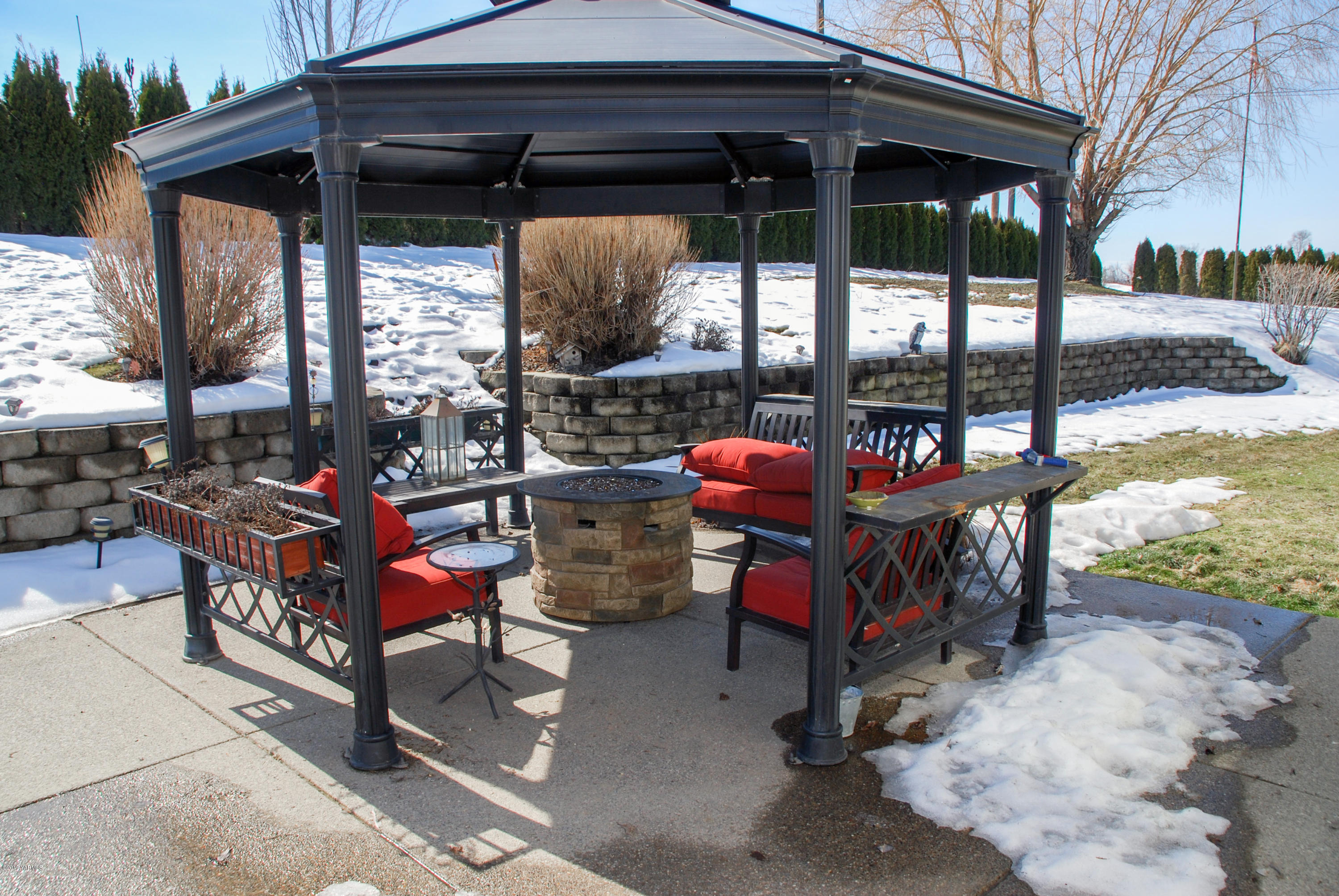 1271 North Granger Road Zillah, WA 98953 - Photo 25 of 30 a outdoor space with patio furniture and garden