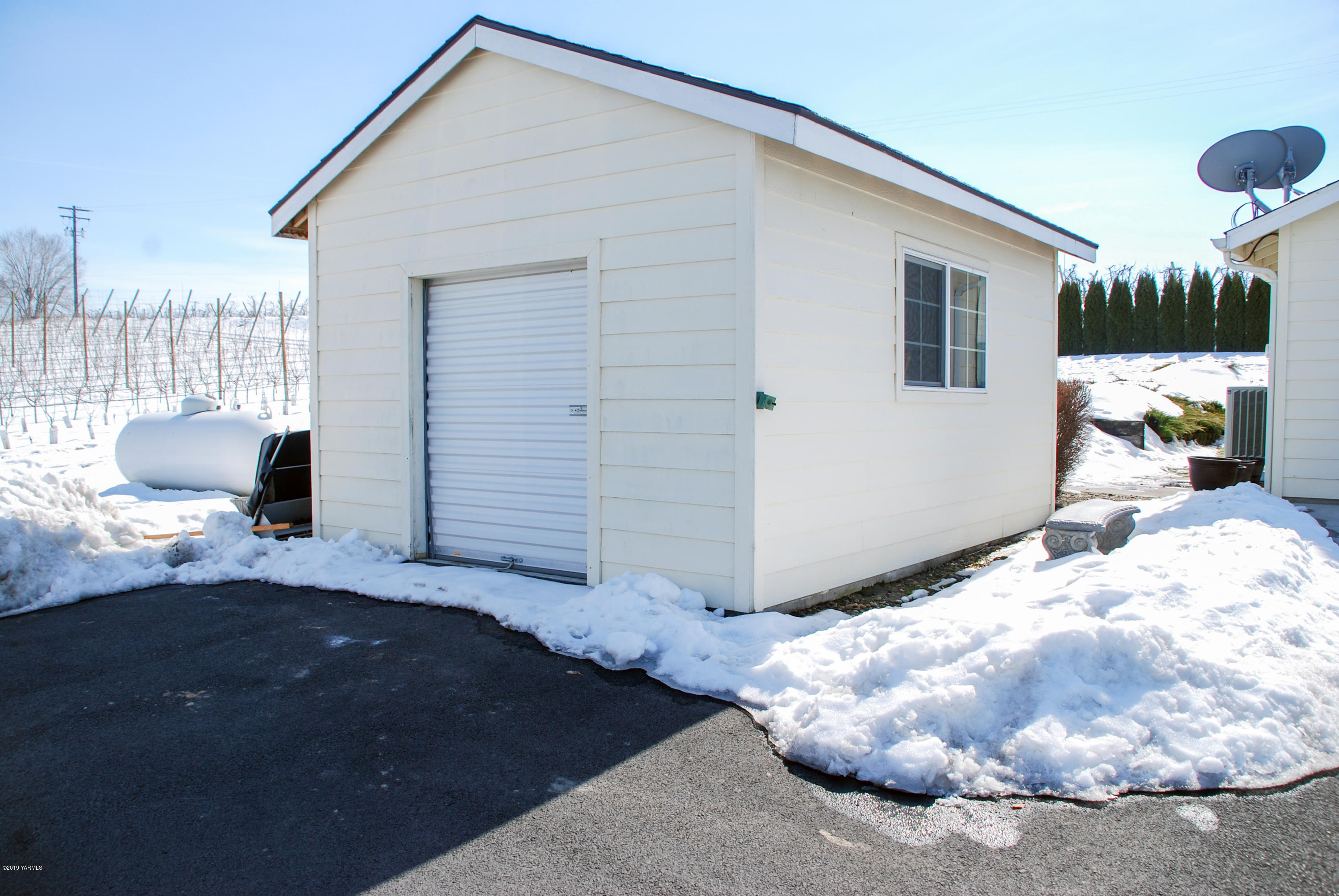 1271 North Granger Road Zillah, WA 98953 - Photo 27 of 30 a bedroom with a bed and a window