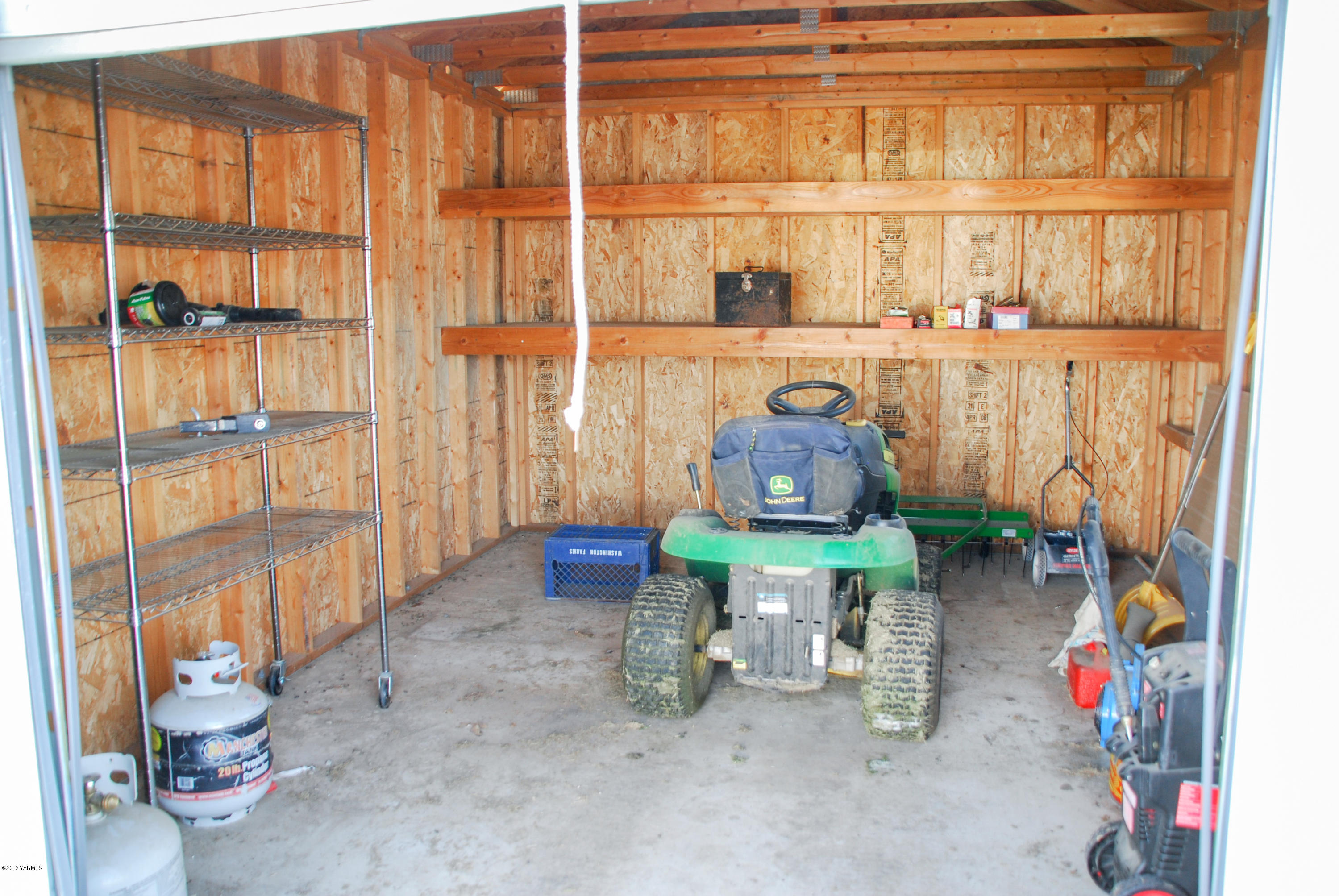 1271 North Granger Road Zillah, WA 98953 - Photo 28 of 30 a room with toys and a table