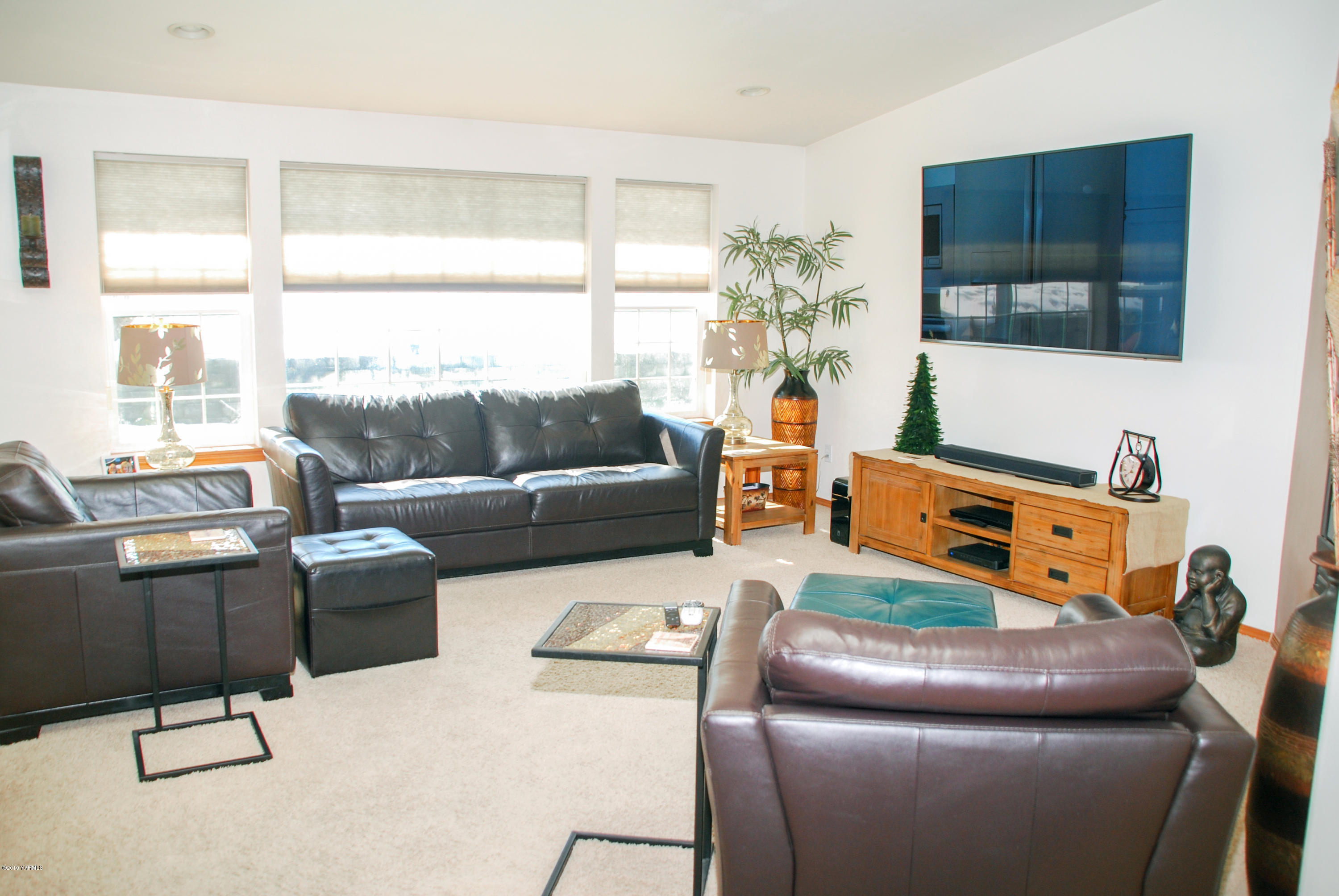 1271 North Granger Road Zillah, WA 98953 - Photo 7 of 30 a living room with furniture and a window