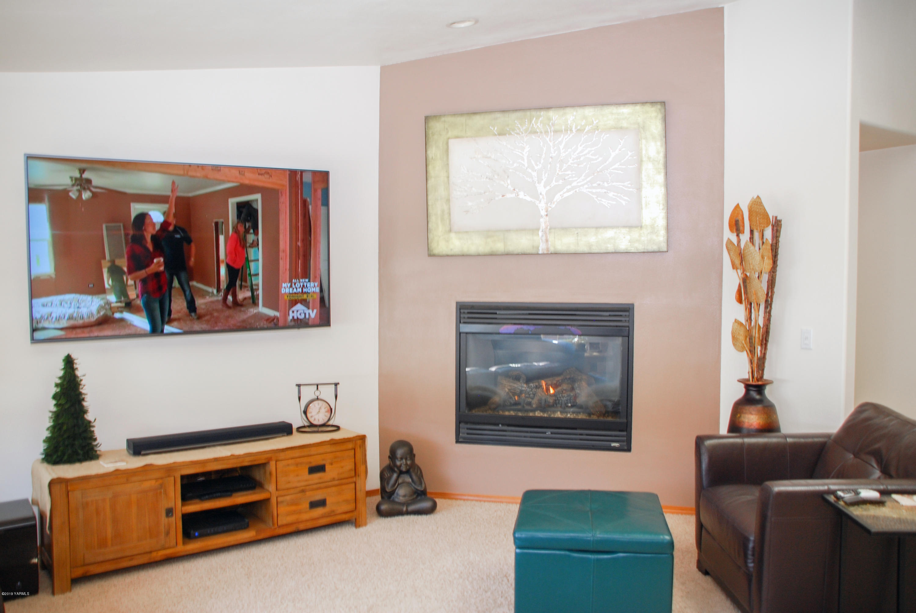 1271 North Granger Road Zillah, WA 98953 - Photo 8 of 30 a room with furniture and a window