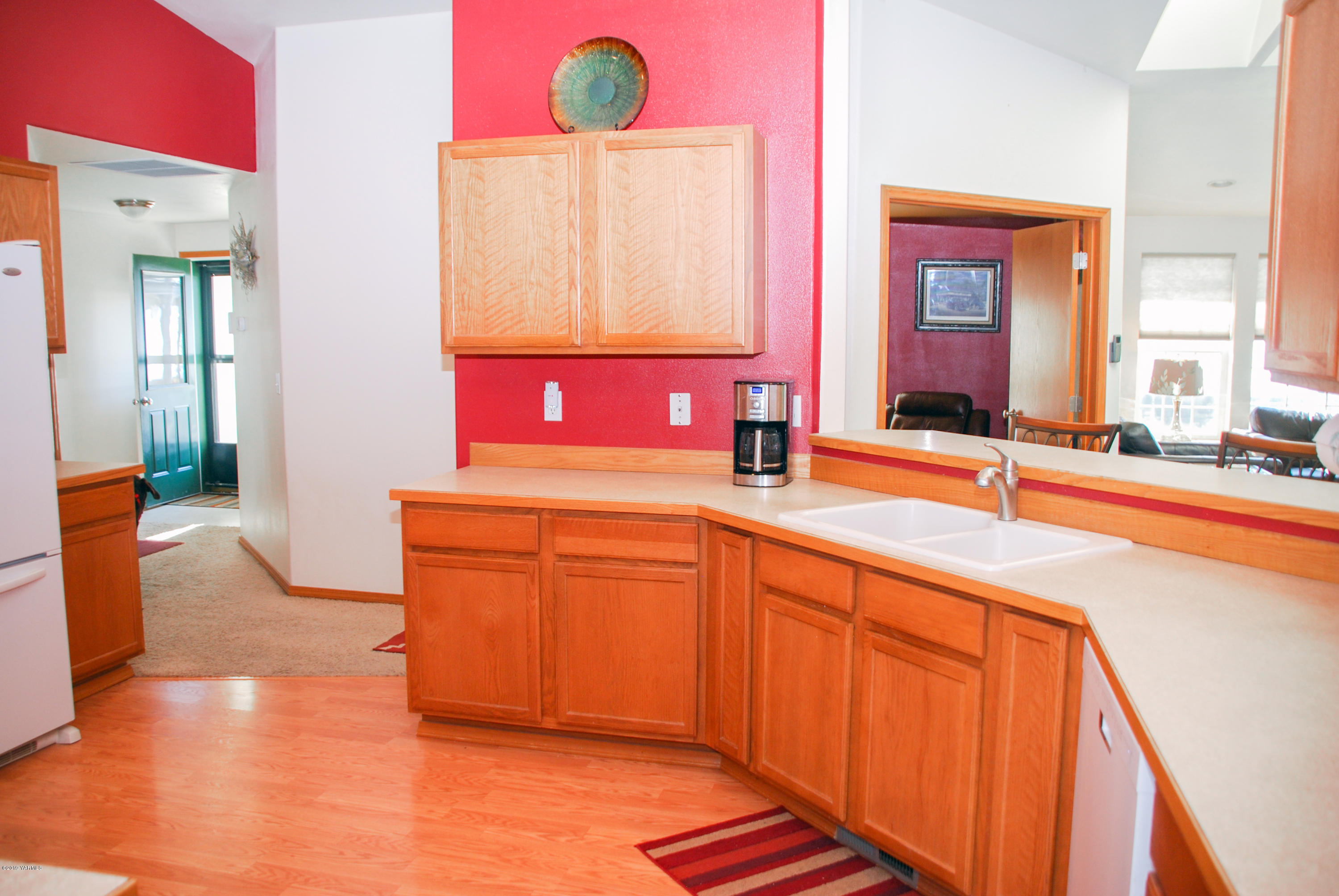 1271 North Granger Road Zillah, WA 98953 - Photo 10 of 30 a spacious bathroom with a sink and a large mirror