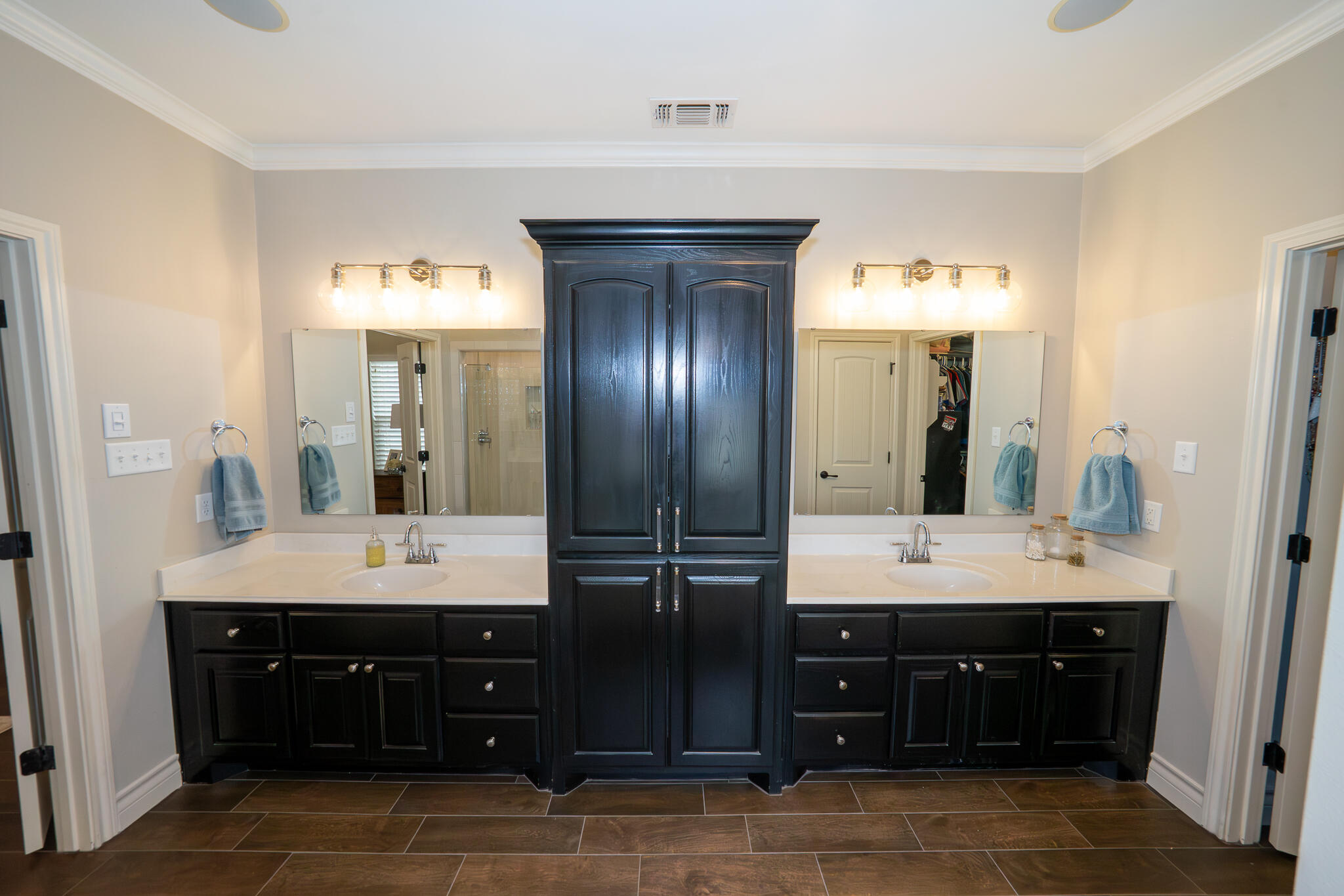 3301 County Road 7560 Lubbock, TX 79423 - Photo 17 of 40 a bathroom with a double vanity sink and mirror