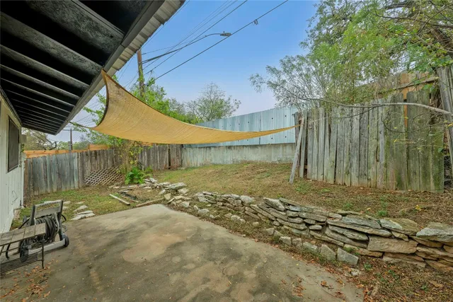 a view of a backyard