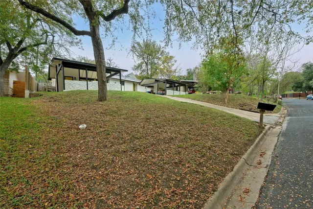 a view of yard with tree