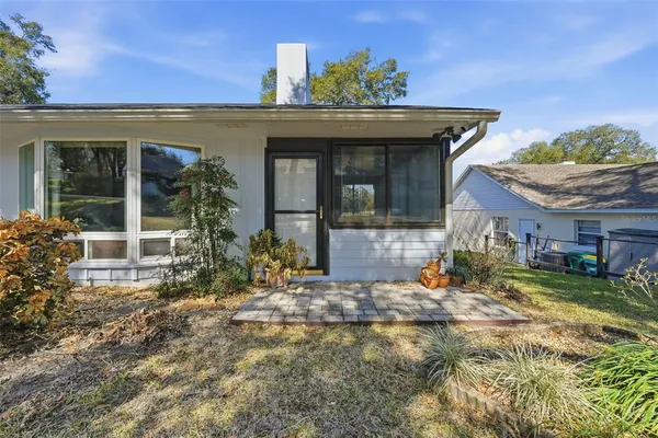 a view of front of a house with a yard