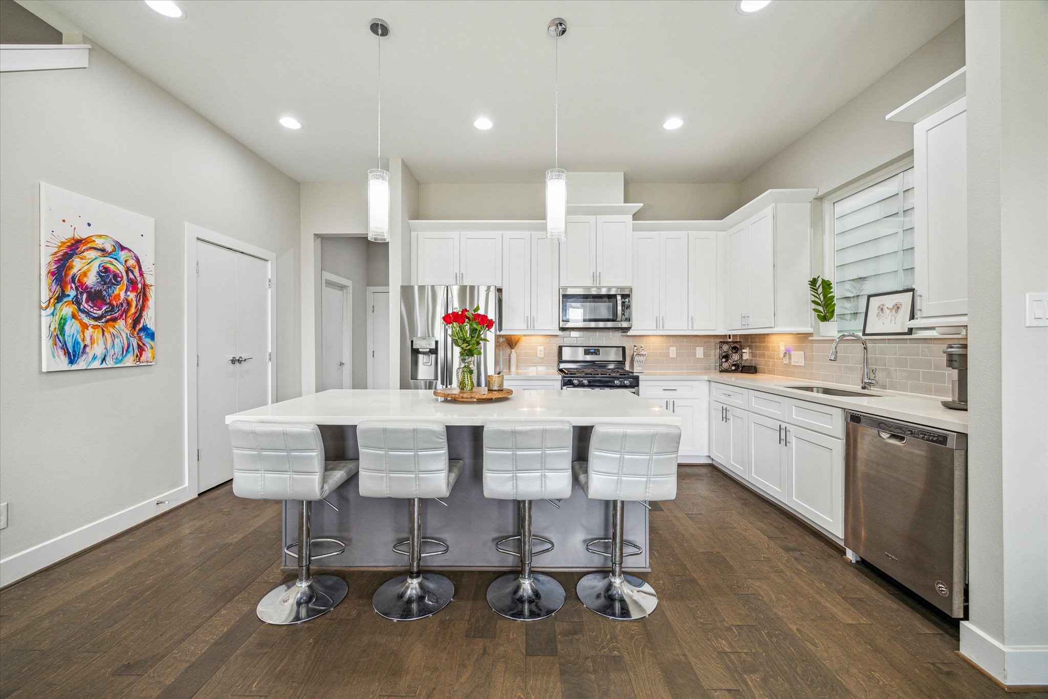 5520 Rosslyn Road Houston, TX 77091 - Photo 2 of 24 Kitchen barstools will remain.