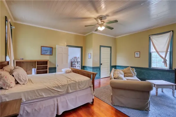 a view of a house with backyard