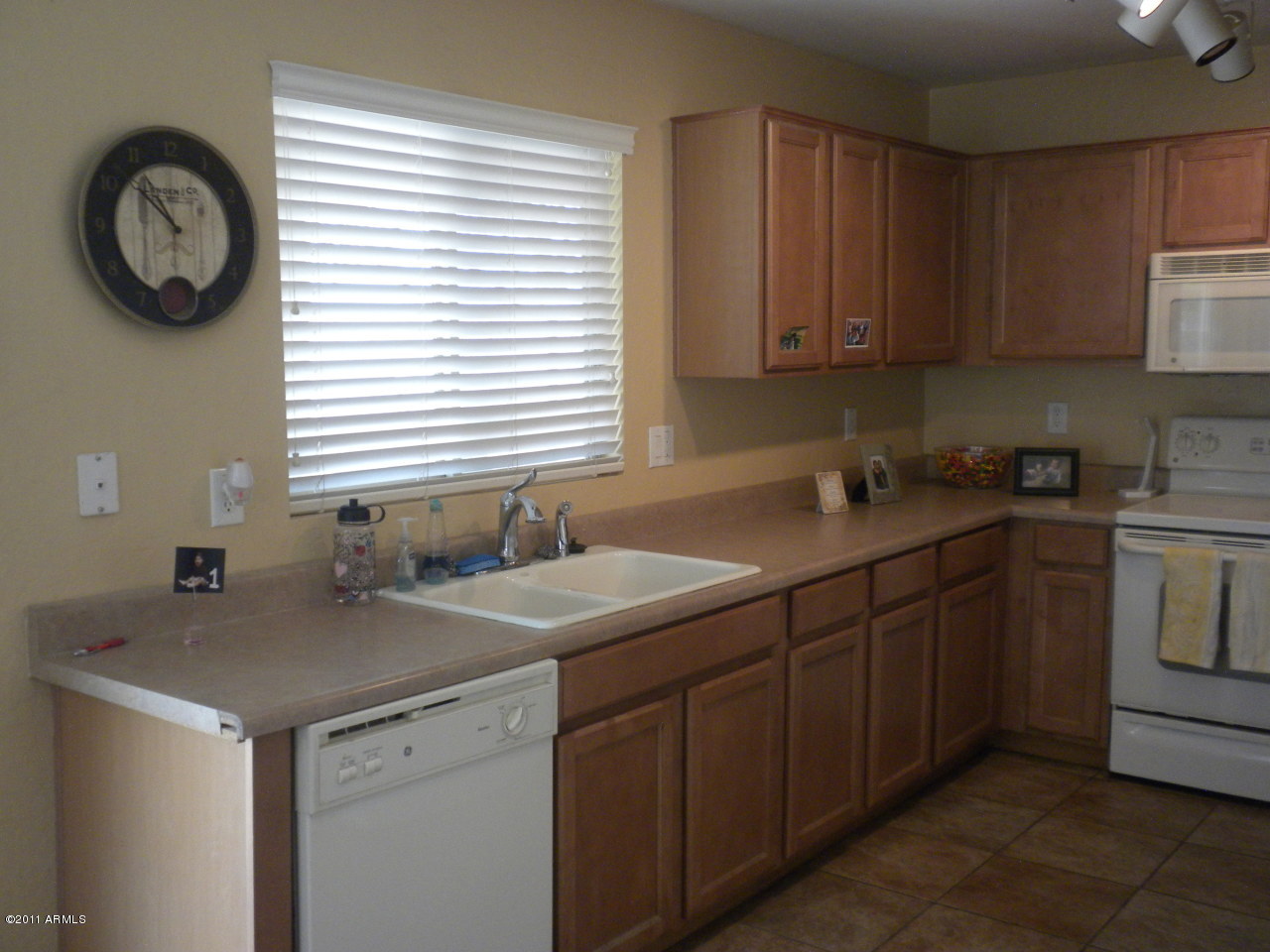 9805 West Heber Road Tolleson, AZ 85353 - Photo 10 of 25 Kitchen 2
