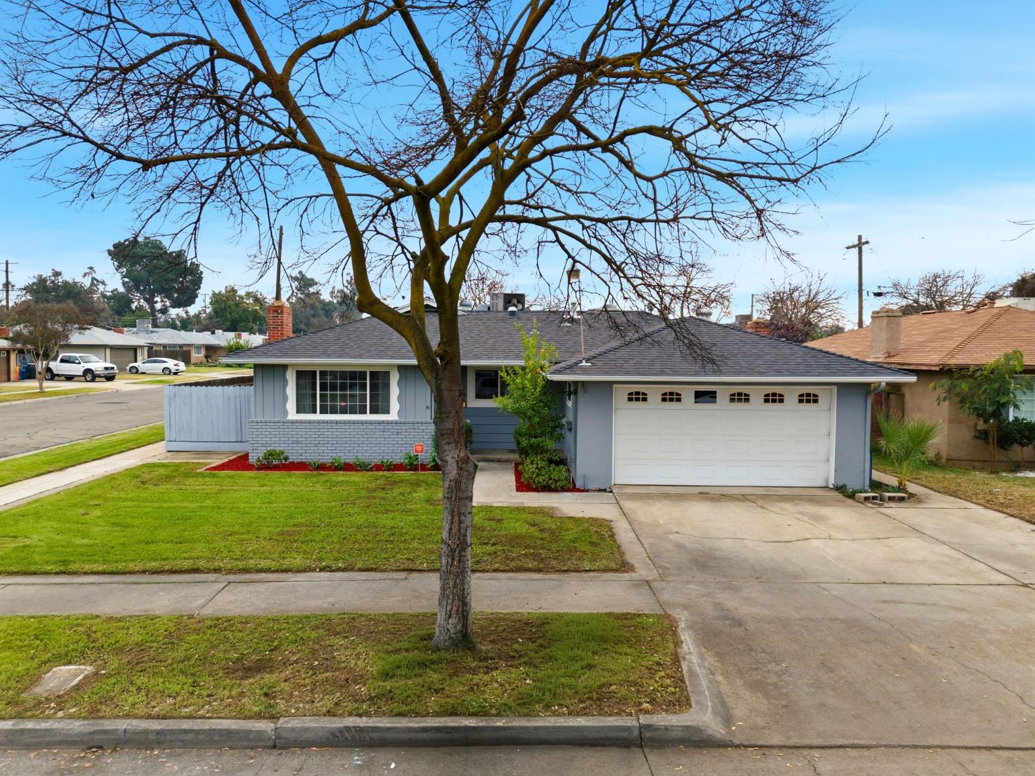 2826 East Hampton Way Fresno, CA 93726 - Photo 4 of 33 a front view of a house with garden