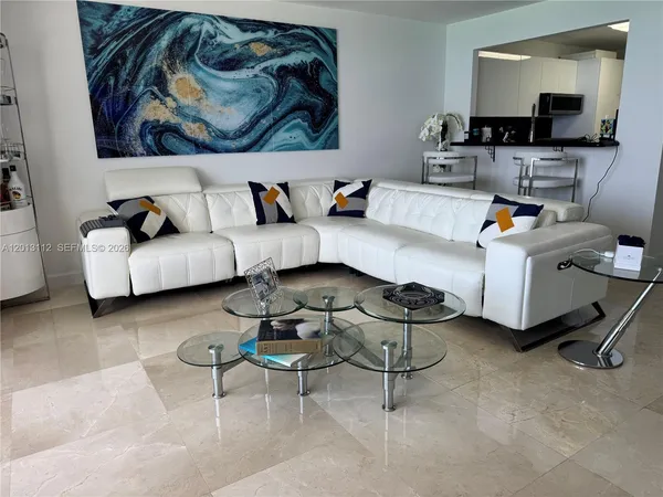 $4,000 | 5555 Collins Avenue, Unit 14E, Miami Beach, FL 33140