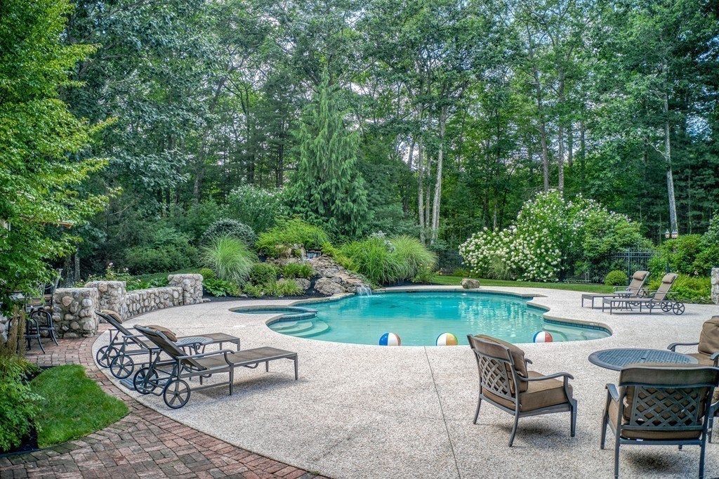 16 B Laurel Hollow Road Boxford, MA 01921 - Photo 34 of 39 a garden view with a seating space