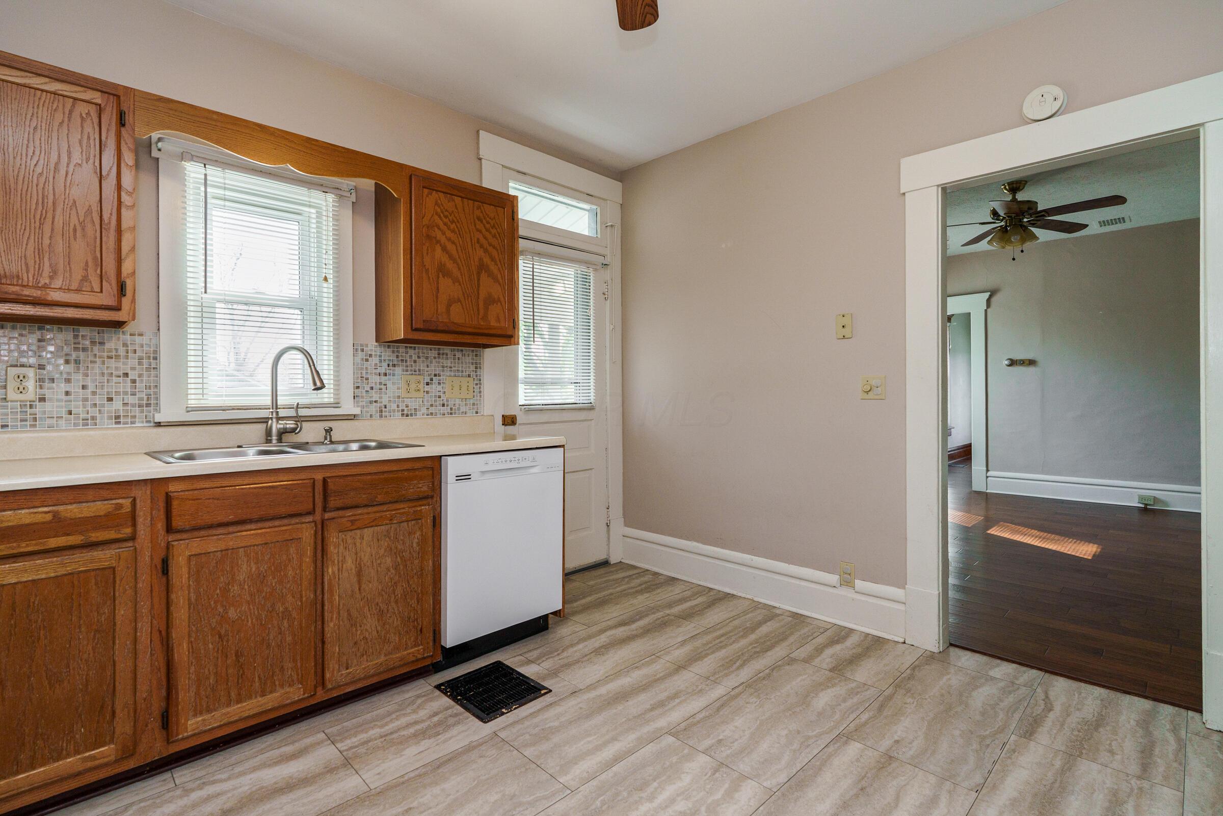 3068 Tremont Road Columbus, OH 43221 - Photo 12 of 23 Kitchen