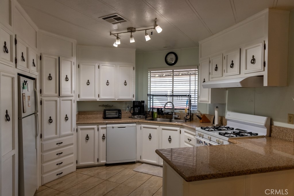 2601 East Victoria Street, Unit 211 Compton, CA 90220 - Photo 9 of 28