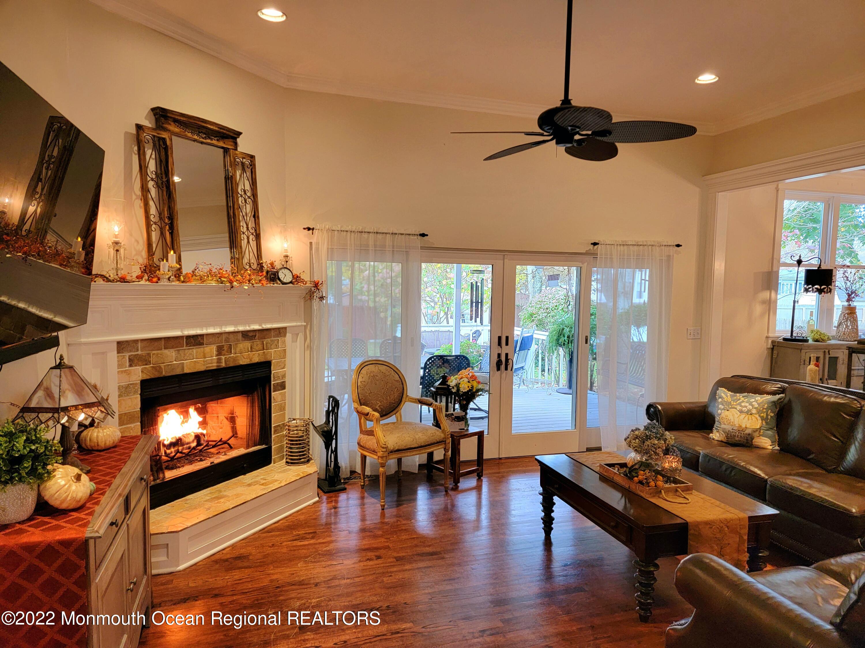 40 Daisy Road Toms River, NJ 08753 - Photo 15 of 27 livingroom2