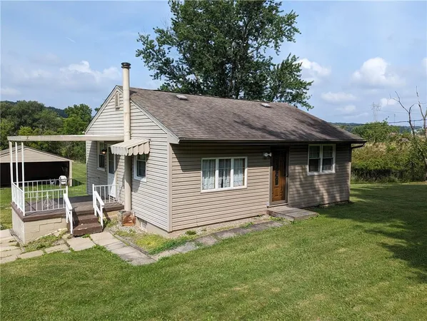 a view of house with a yard