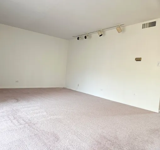 $1,900 | 150 Fountainview Lane, Unit 3B, Lombard, IL 60148