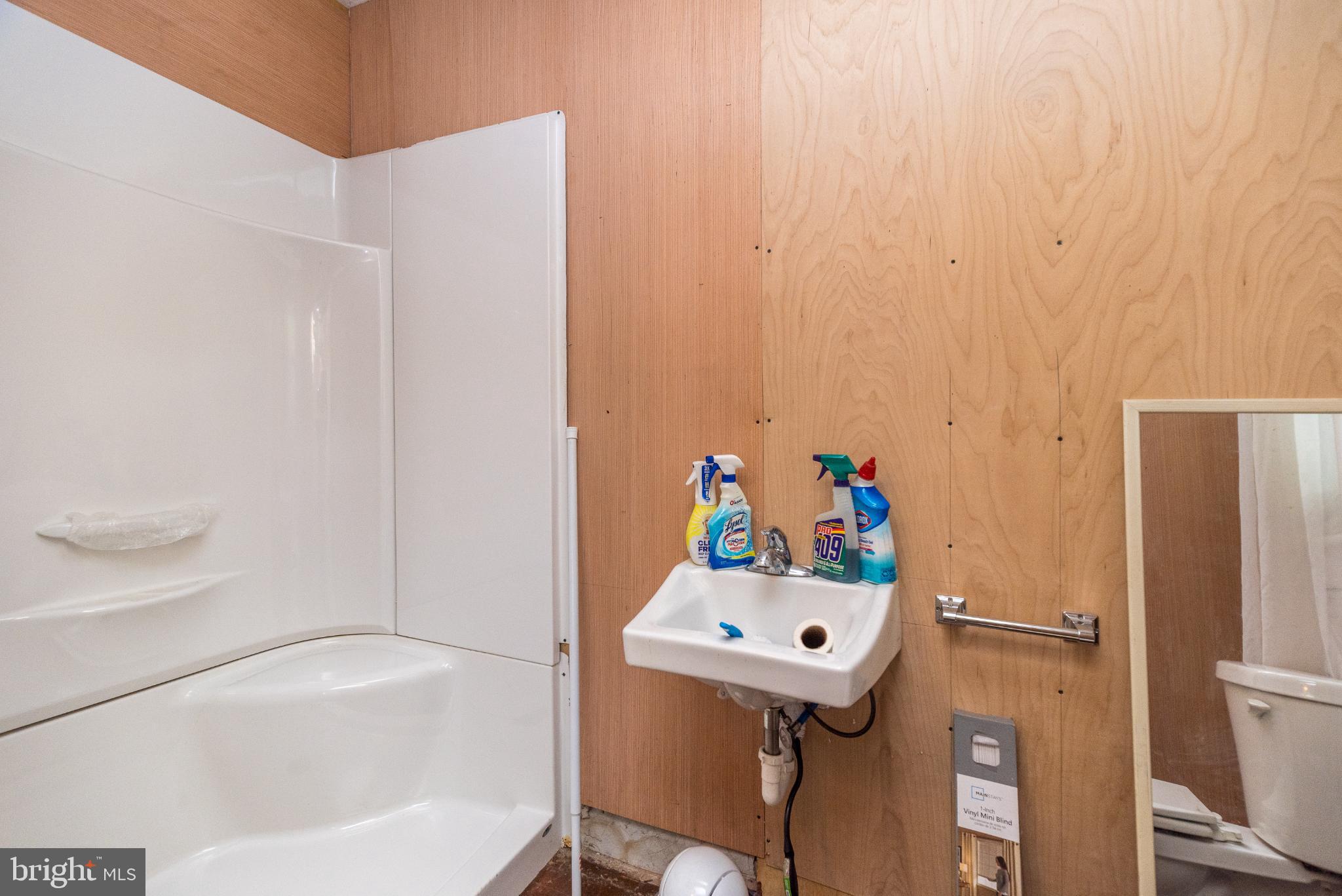 207 Spruce Street Reading, PA 19611 - Photo 13 of 23 First Floor Full Bathroom