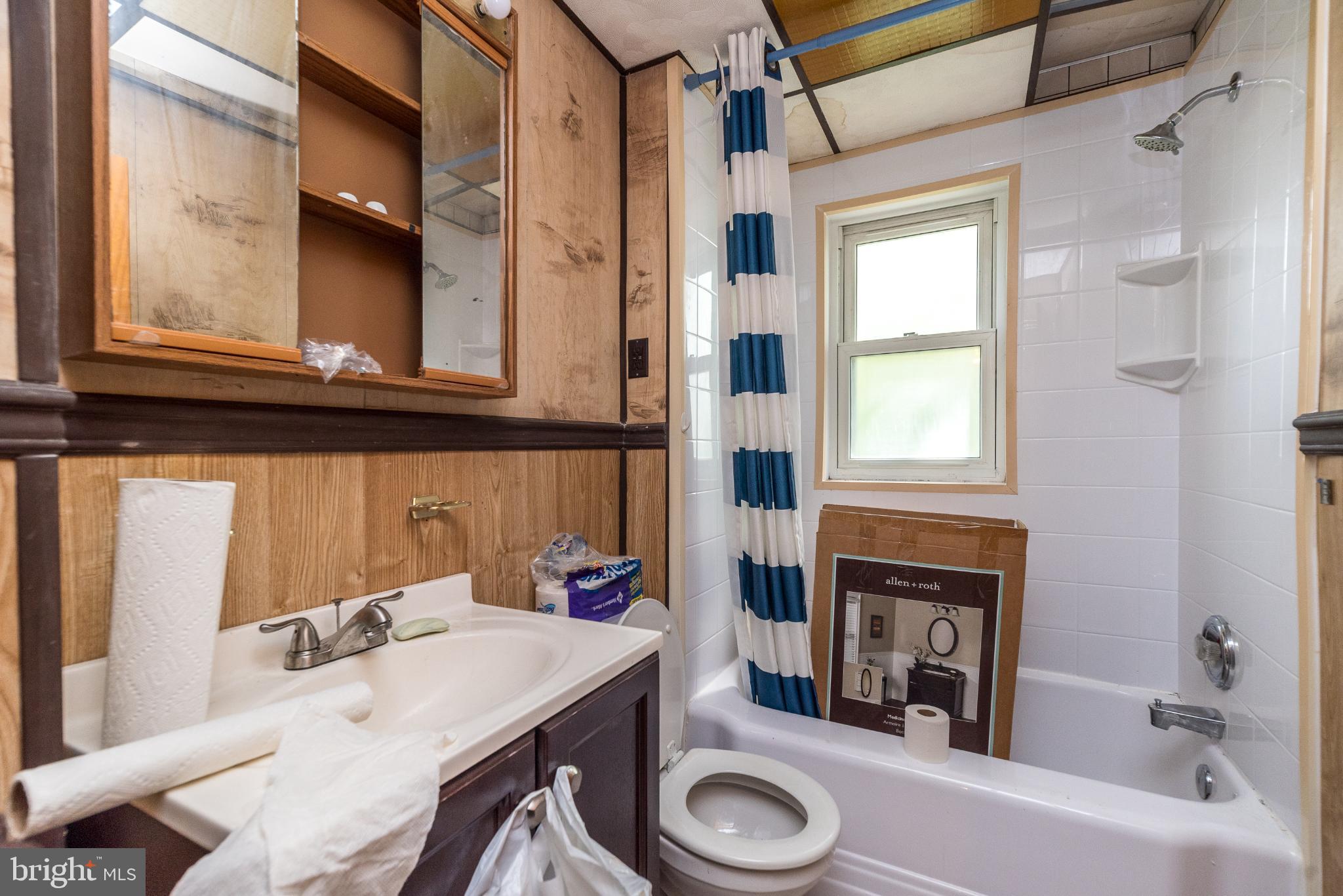 207 Spruce Street Reading, PA 19611 - Photo 17 of 23 2nd Floor Full Bathroom