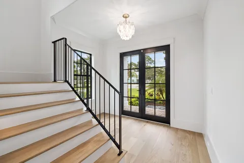 a large kitchen with kitchen island a large island in it