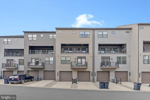 $645,000 | 13240 Lake Woodland Way, Unit 5F, Herndon, VA 20171