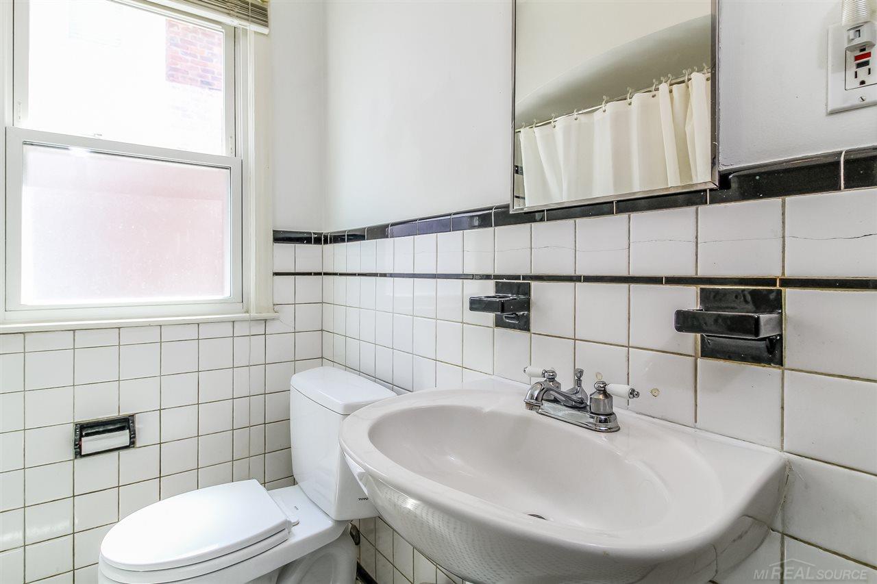 1552 Roslyn Road Grosse Pointe, MI 48236 - Photo 22 of 37 31353811-21.JPG