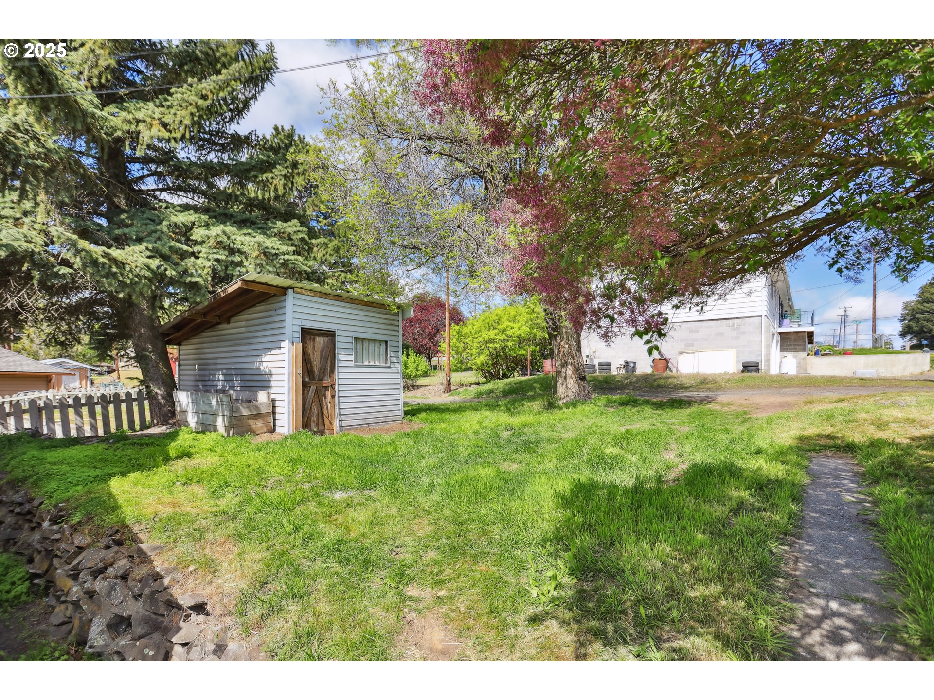 400 Mc Coy Street Moro, OR 97039 - Photo 11 of 33 a house view with a garden space