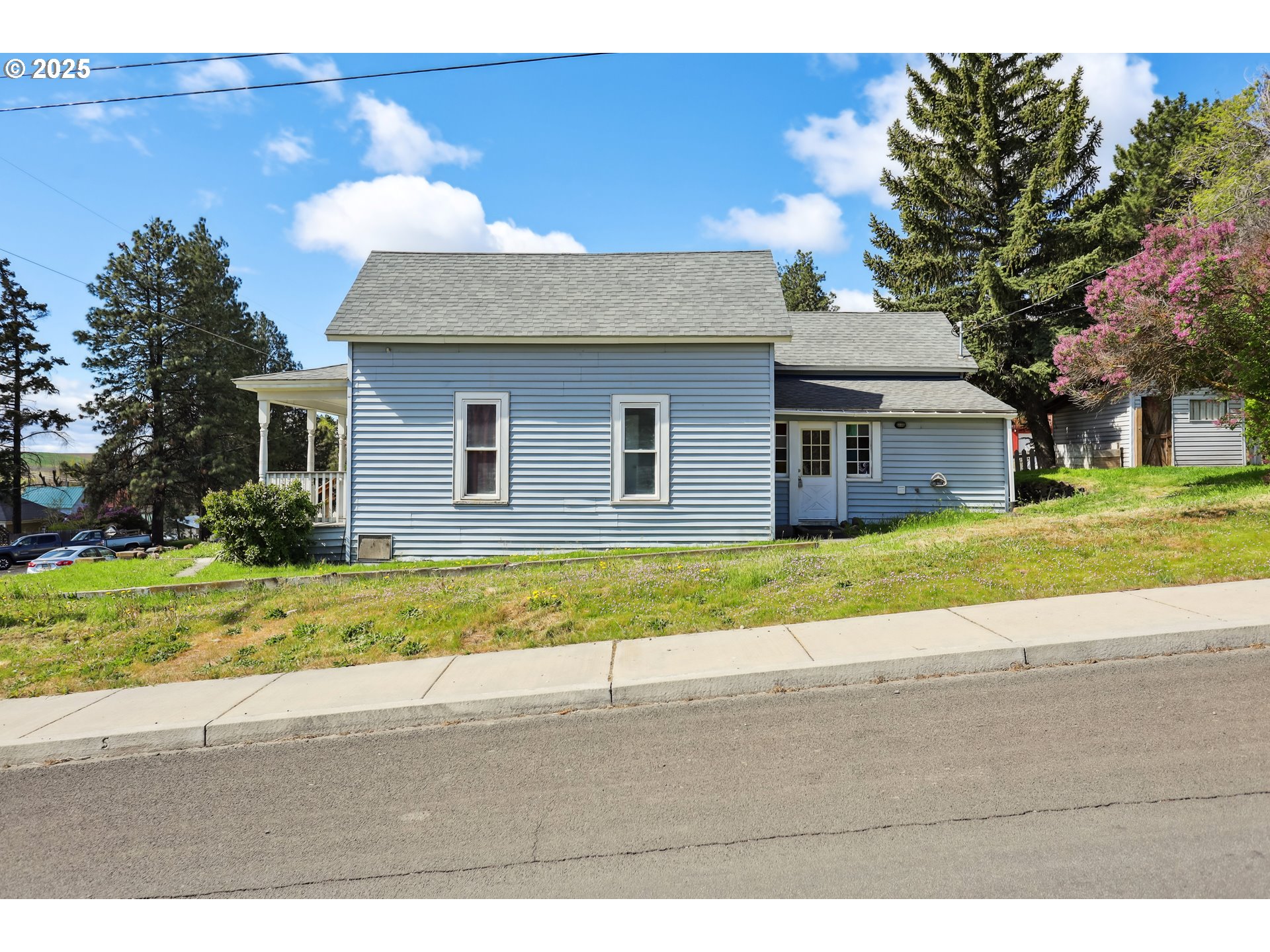 400 Mc Coy Street Moro, OR 97039 - Photo 12 of 33 a front view of house with yard and trees