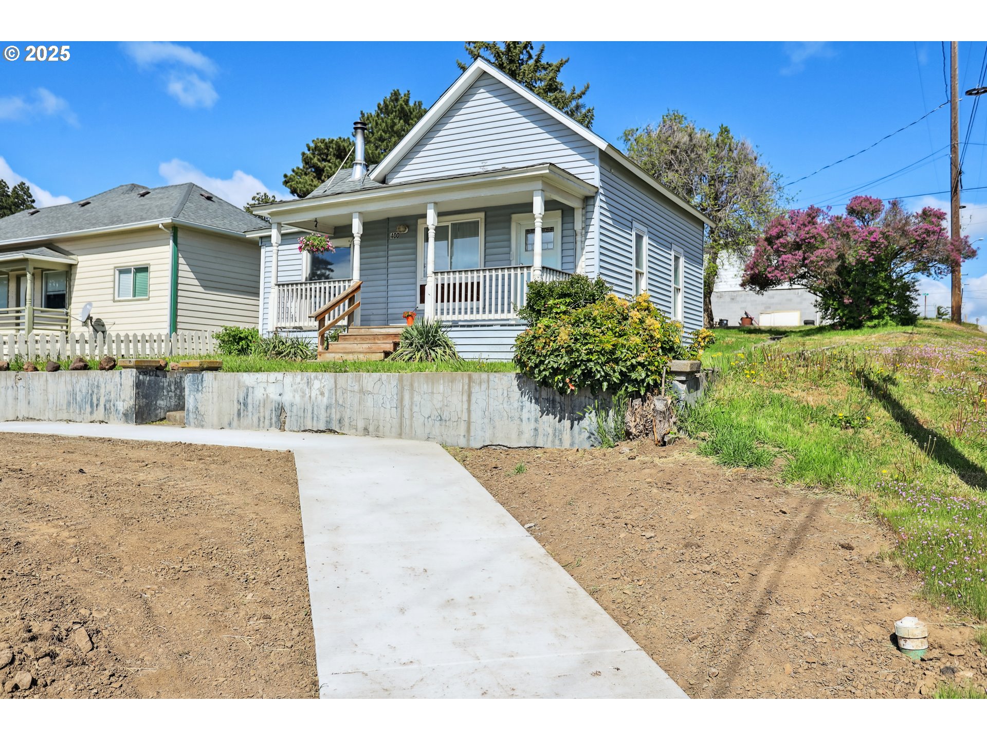 400 Mc Coy Street Moro, OR 97039 - Photo 2 of 33 a front view of a house with garden