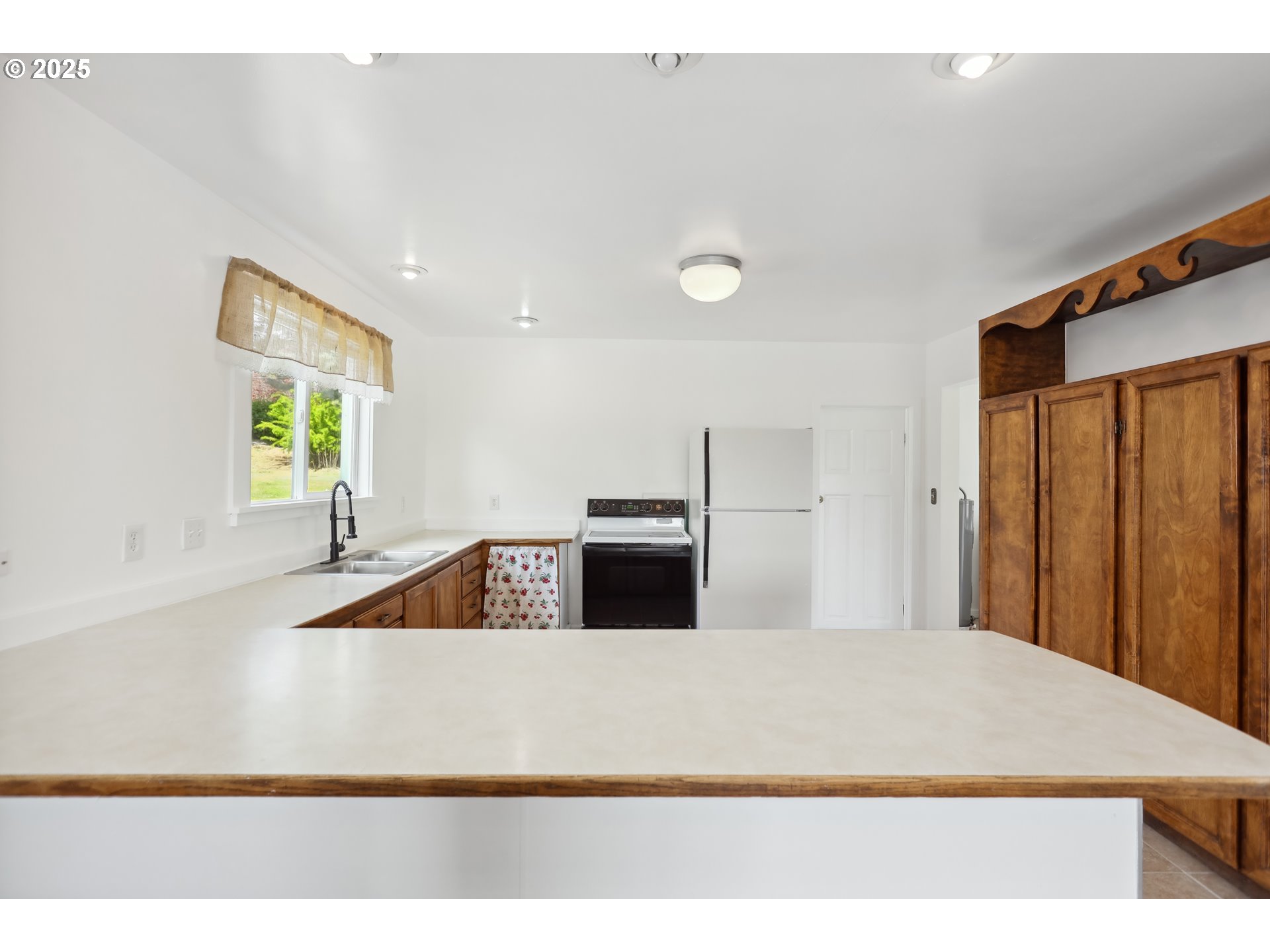 400 Mc Coy Street Moro, OR 97039 - Photo 22 of 33 a view of kitchen and window