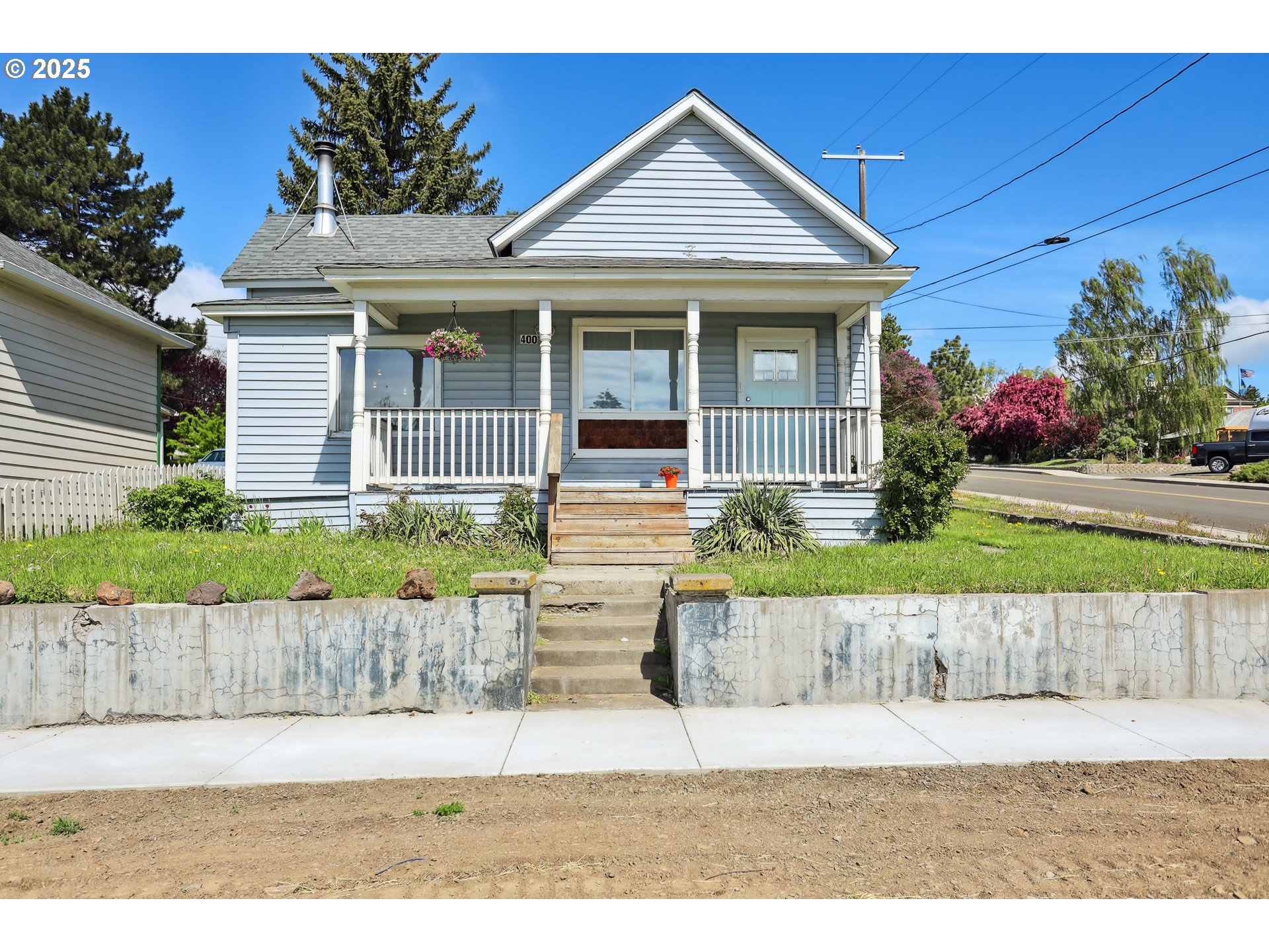 400 Mc Coy Street Moro, OR 97039 - Photo 4 of 33 a front view of a house with a yard