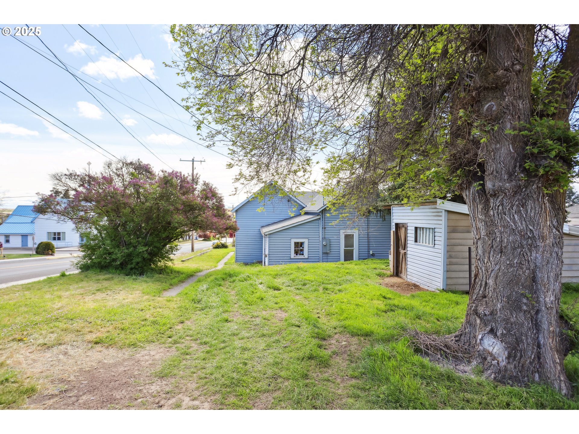400 Mc Coy Street Moro, OR 97039 - Photo 9 of 33 a house view with a outdoor space