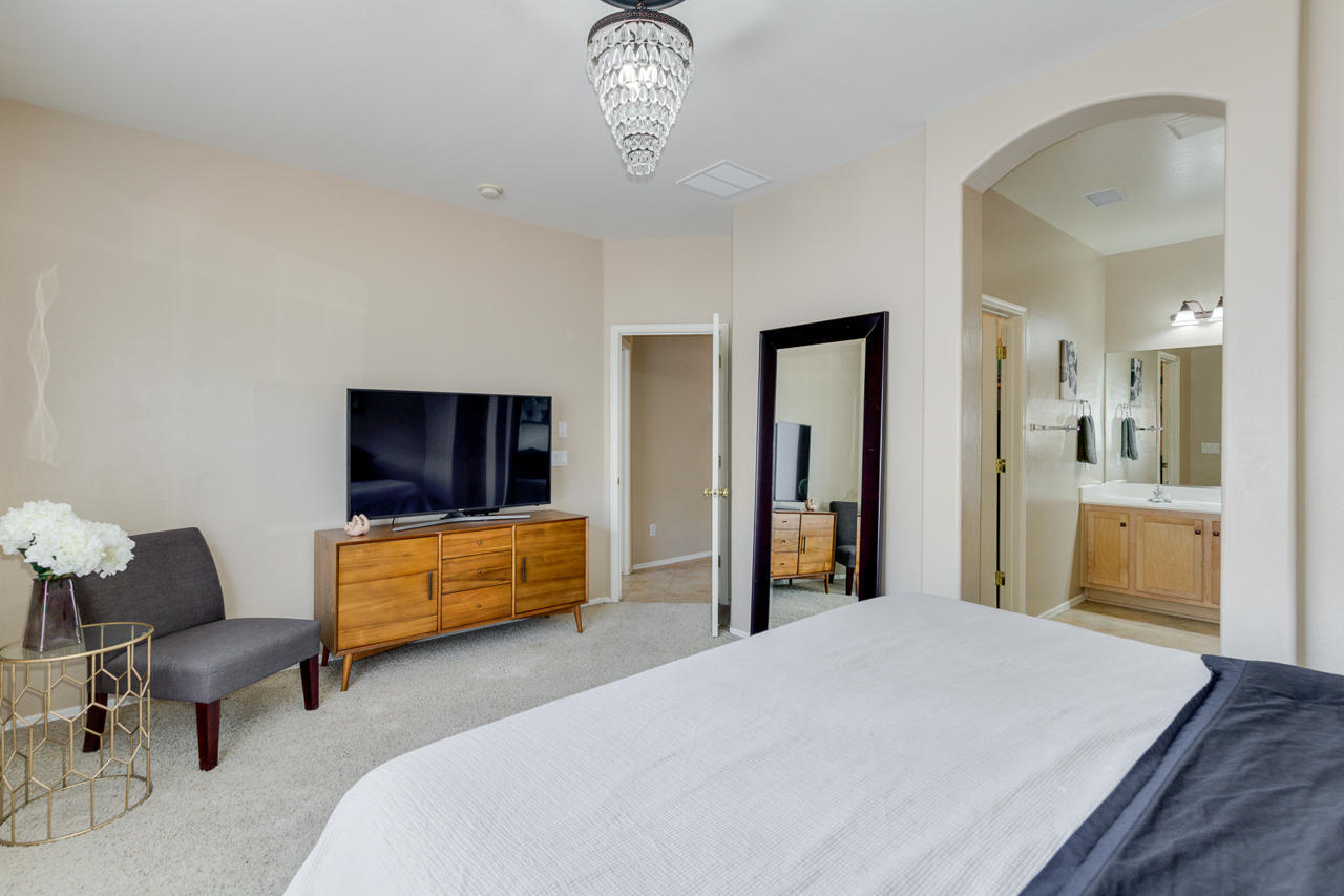 44 South Greenfield Road, Unit 48 Mesa, AZ 85206 - Photo 19 of 32 a bedroom with bed and a couch