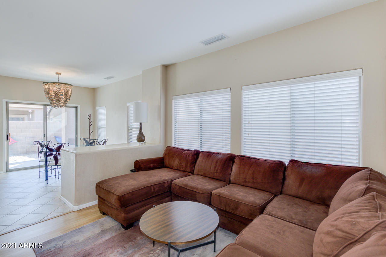 44 South Greenfield Road, Unit 48 Mesa, AZ 85206 - Photo 9 of 32 a living room with furniture and a window