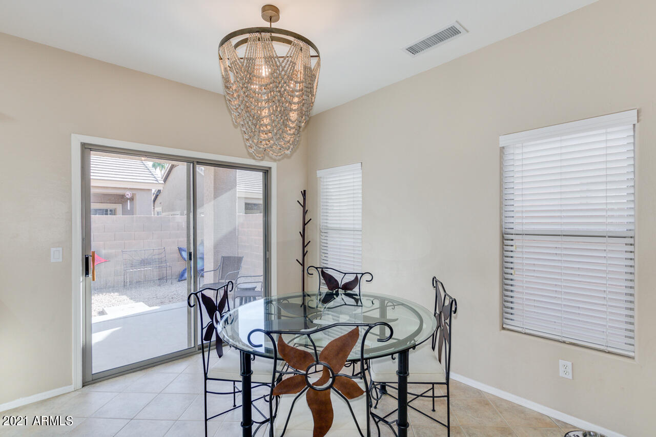 44 South Greenfield Road, Unit 48 Mesa, AZ 85206 - Photo 10 of 32 a view of a room that has a table and chairs