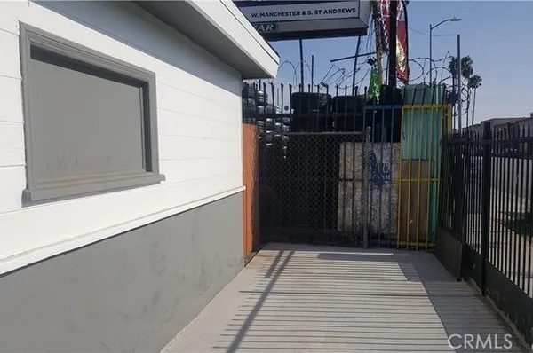 a view of backyard with pathway