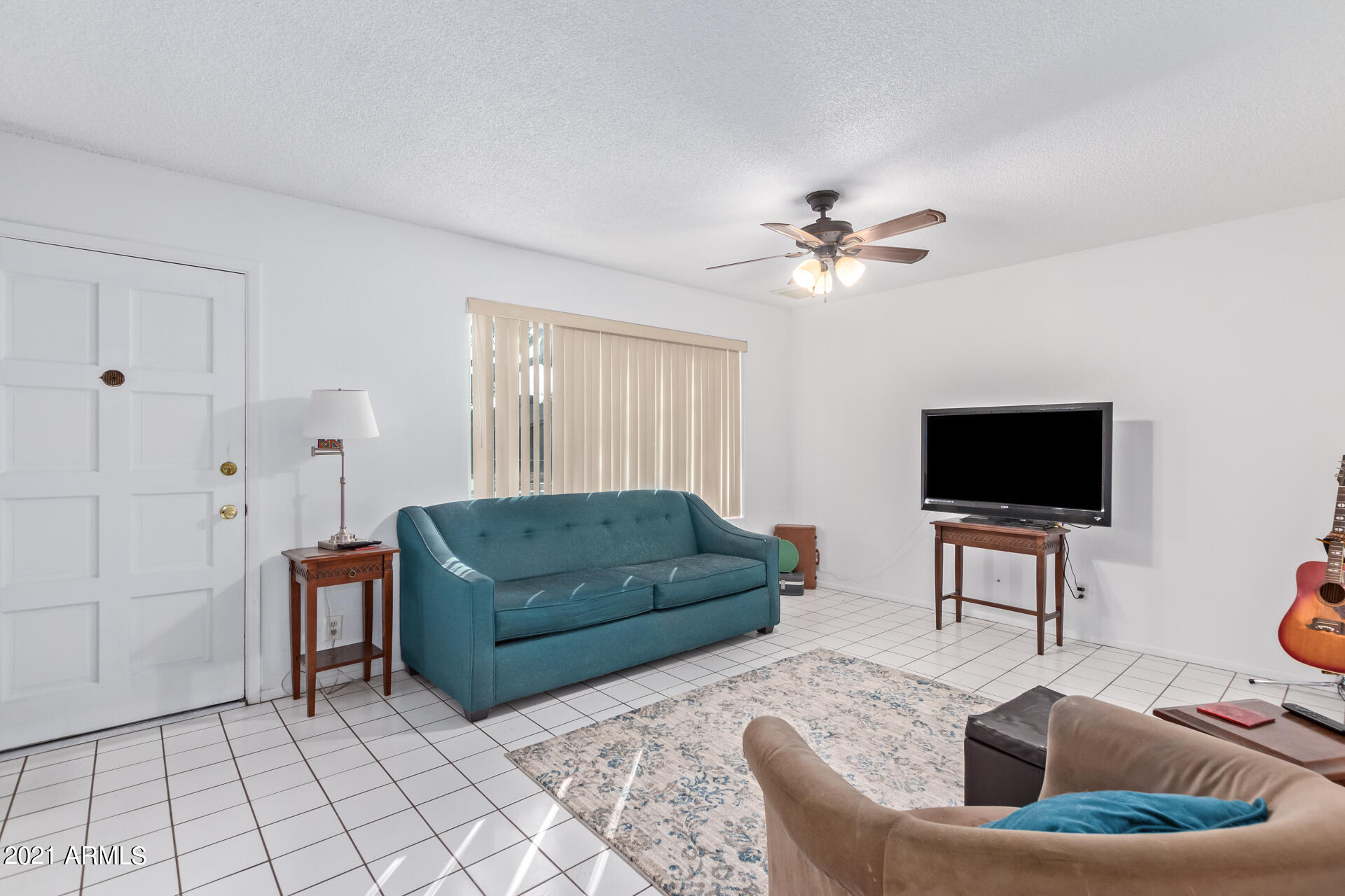 2325 West Charter Oak Road Phoenix, AZ 85029 - Photo 4 of 27 Living Room