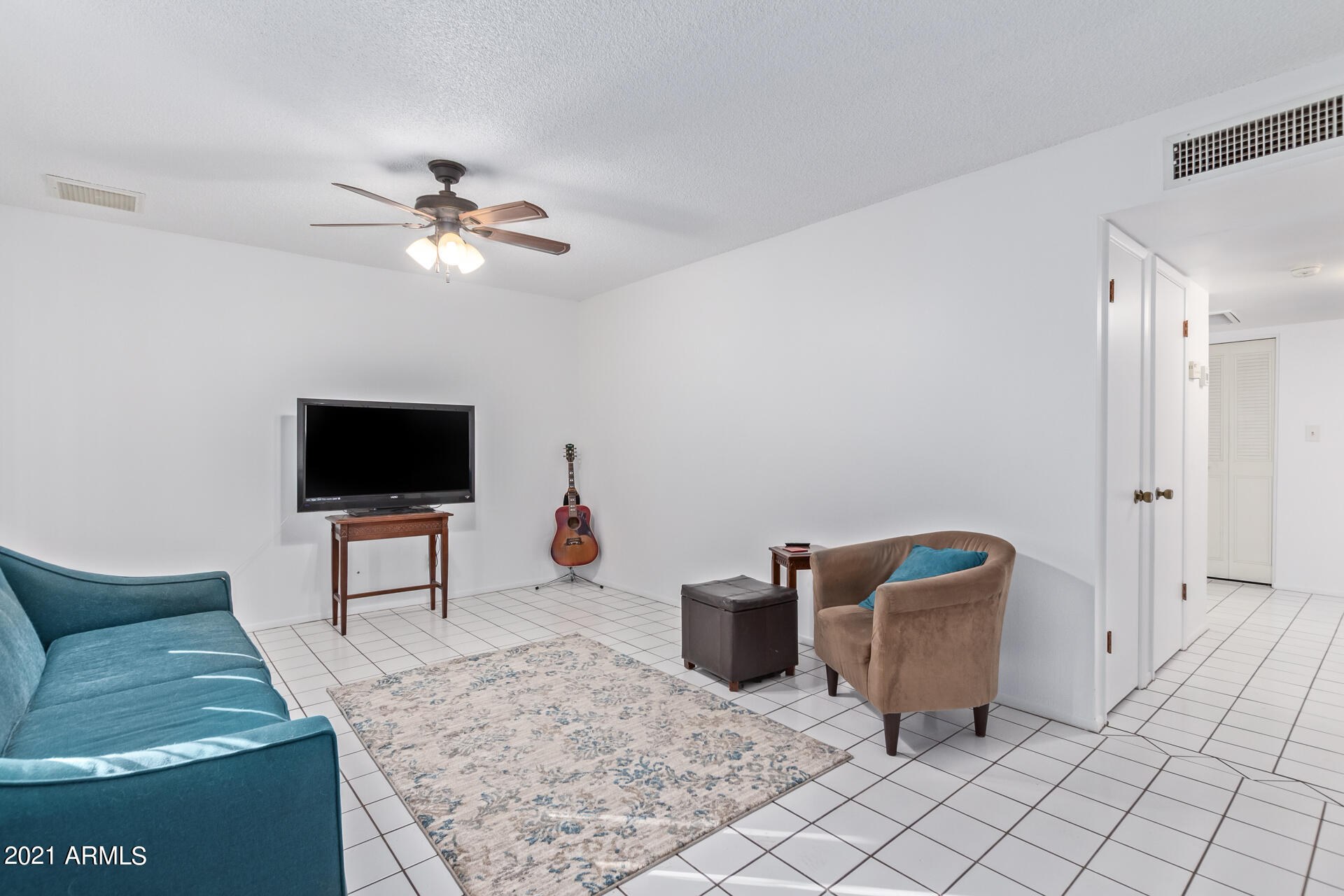 2325 West Charter Oak Road Phoenix, AZ 85029 - Photo 5 of 27 Living Room