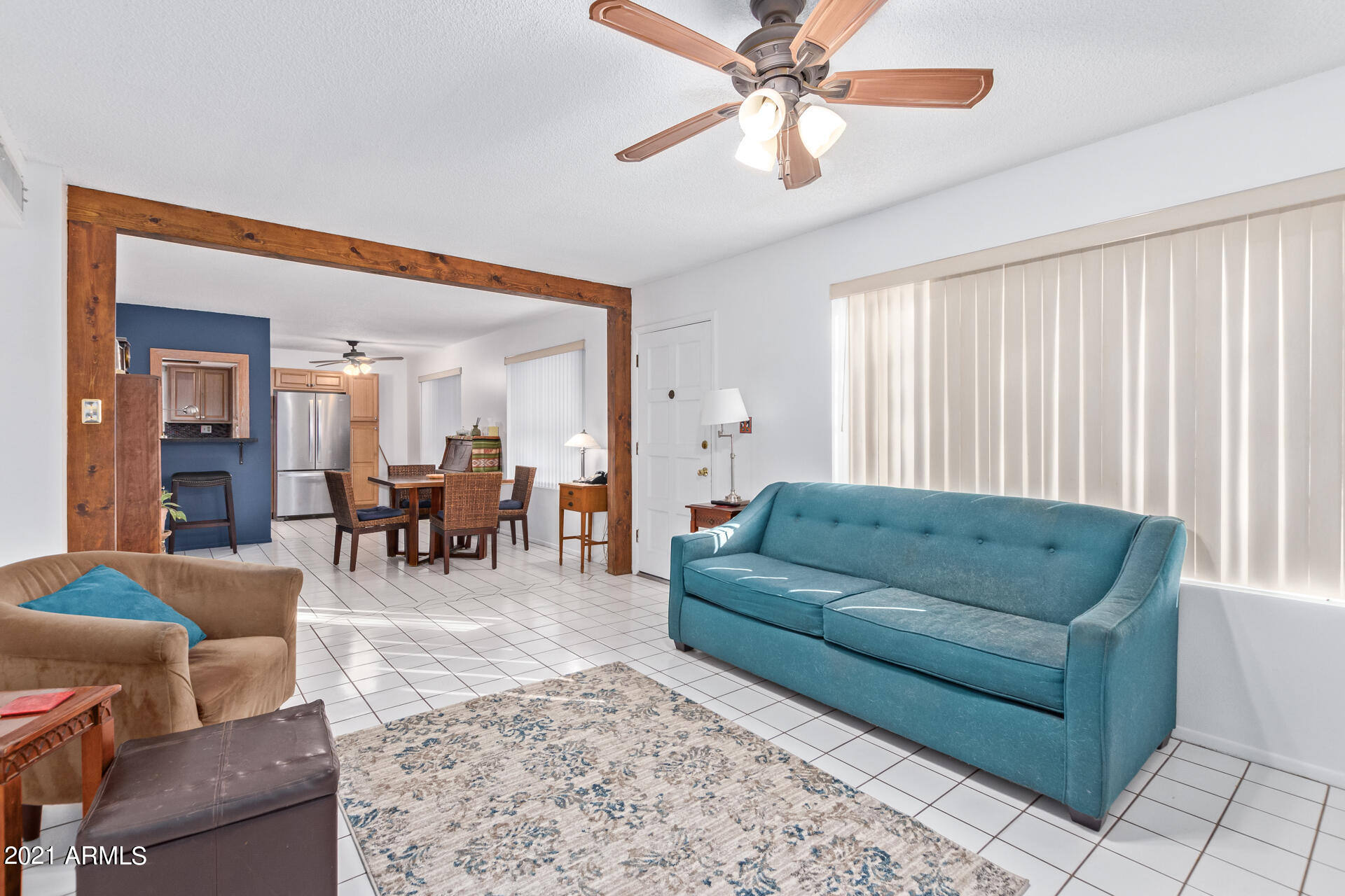 2325 West Charter Oak Road Phoenix, AZ 85029 - Photo 6 of 27 Living Room