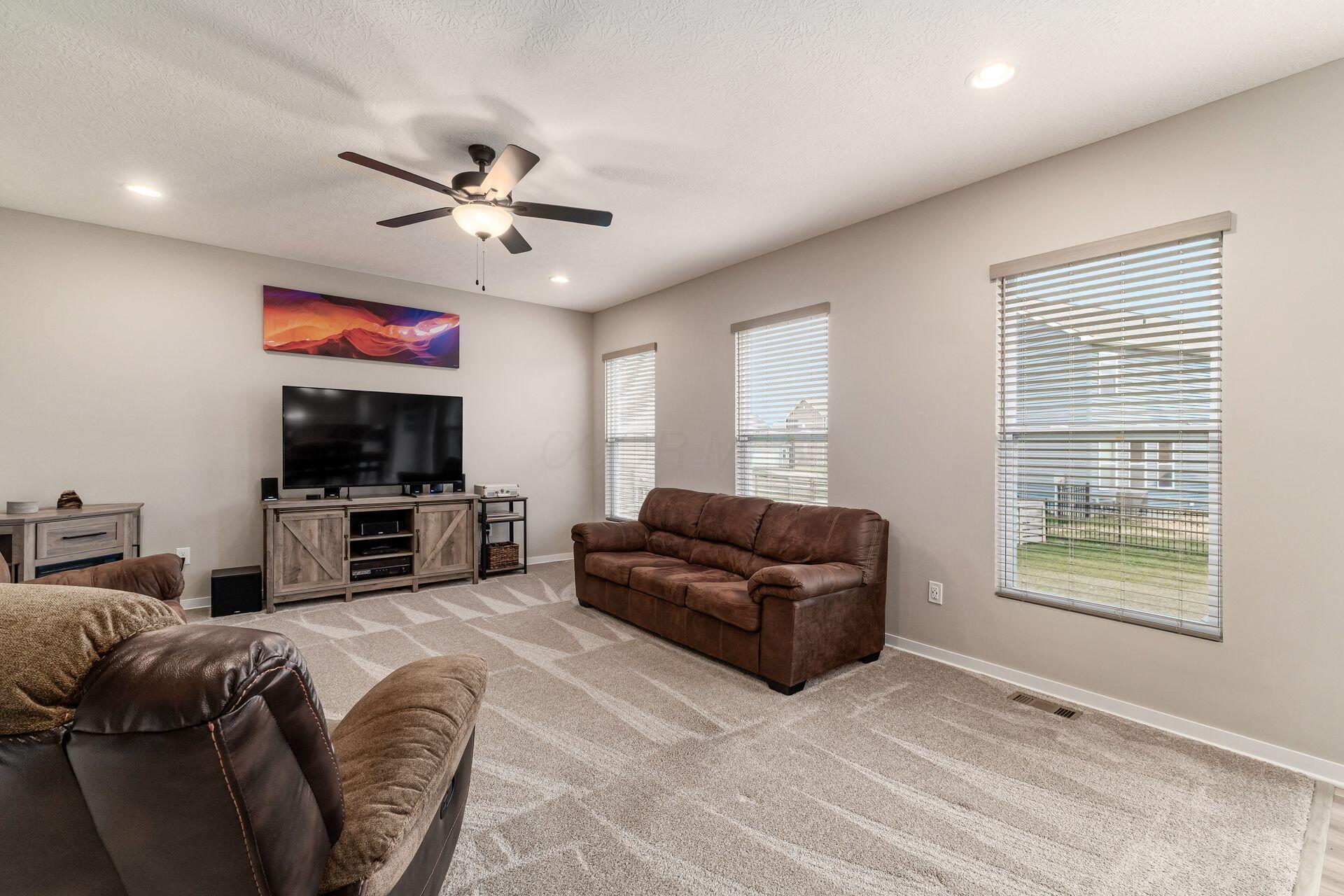 33 Erin Hls Road Commercial Point, OH 43116 - Photo 23 of 53 Living Room
