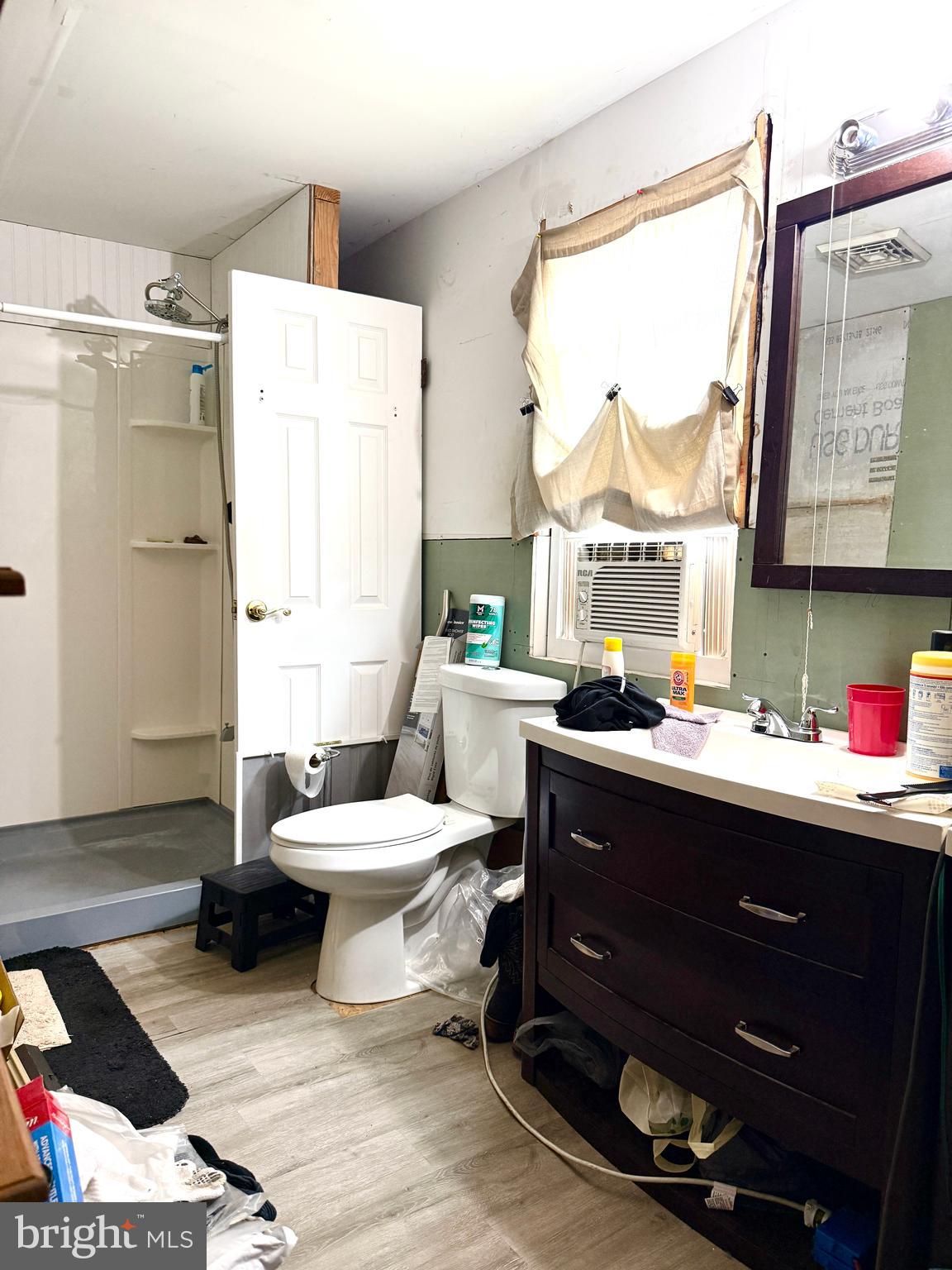 906 Washington Avenue Croydon, PA 19021 - Photo 13 of 19 Master Bath - Upstairs