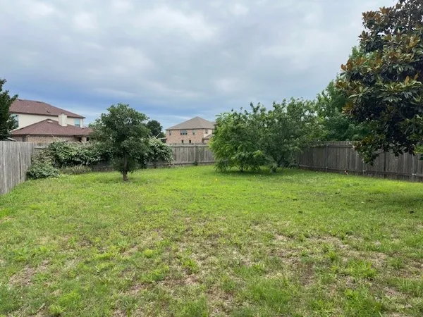 a view of backyard with garden
