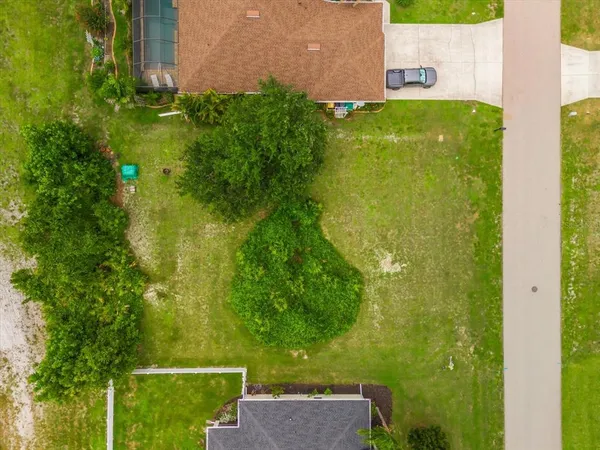 a view of a back yard