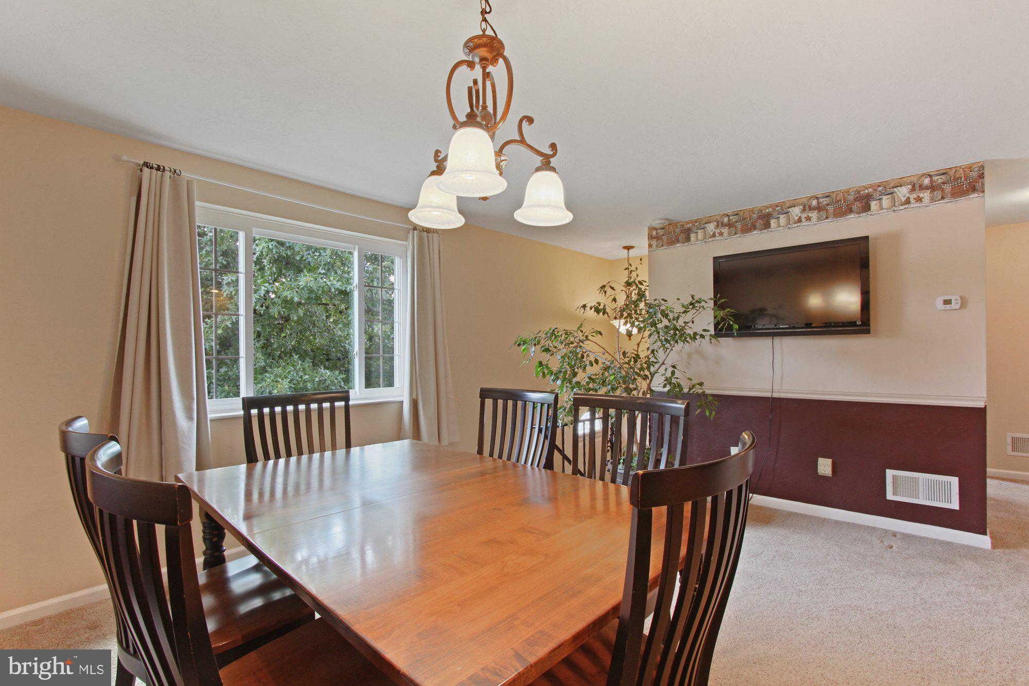 2413 Heather Road York, PA 17408 - Photo 4 of 27 Gallery Image 4
